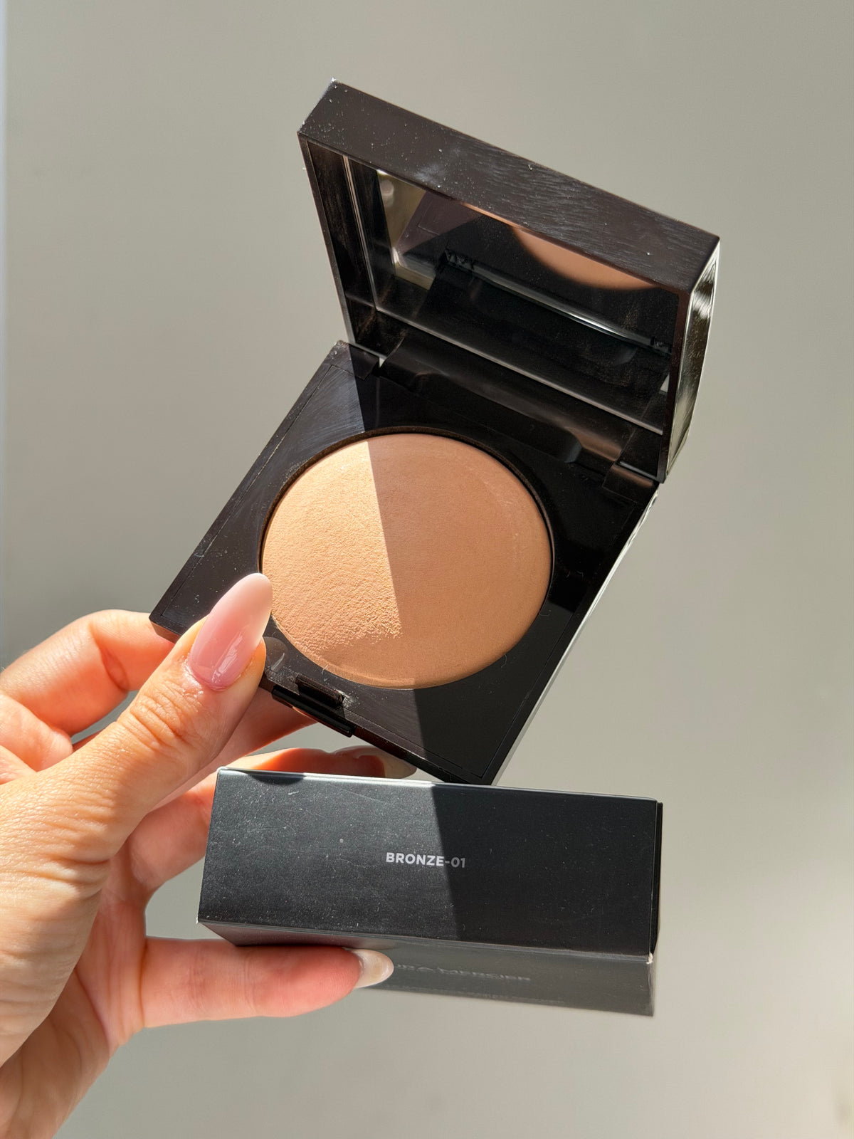 LAURA MERCIER Matte Radiance Baked Face Powder 
Soft Matte Radiance