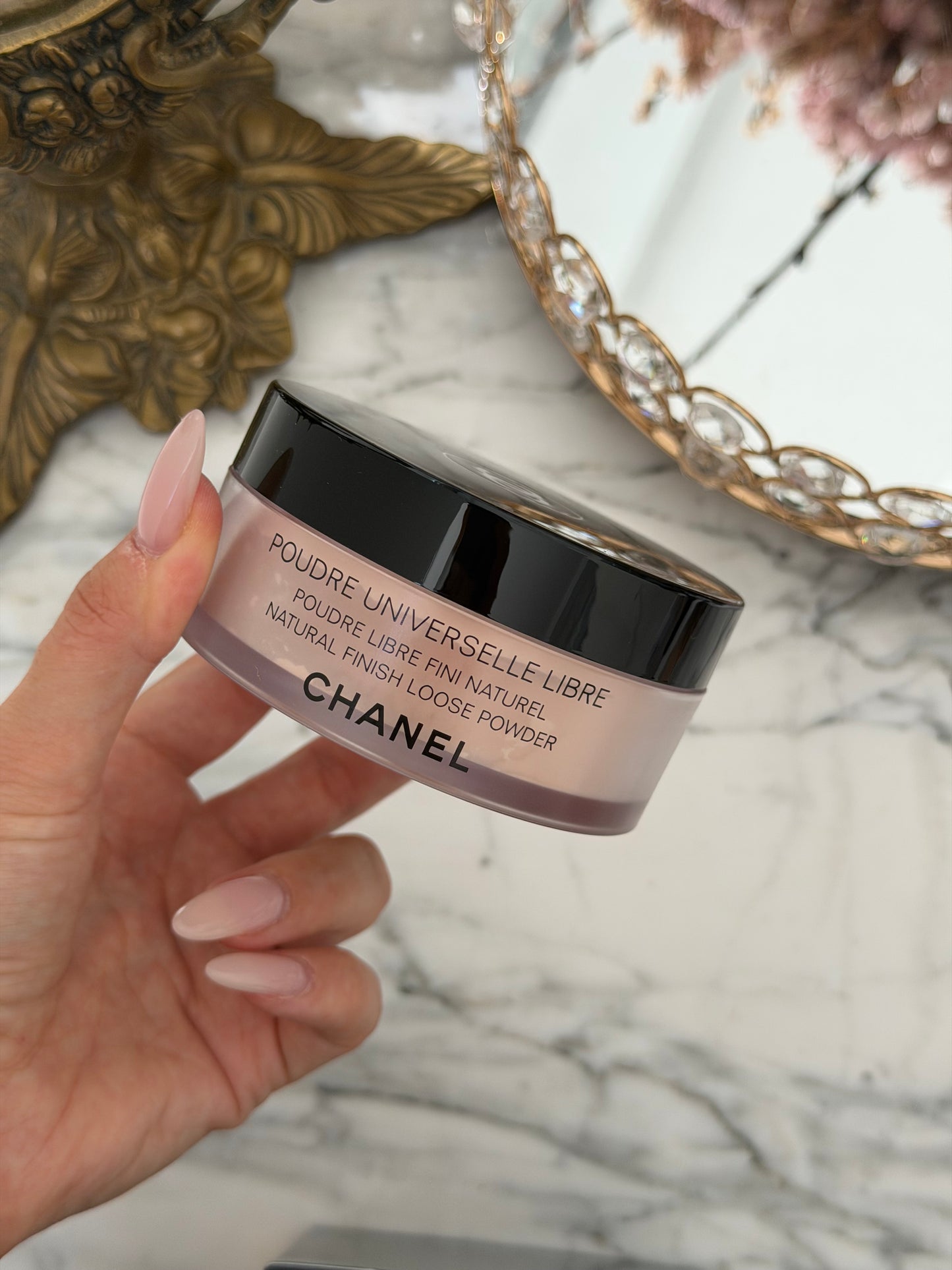 CHANEL Poudre Universelle Libre
Natural Finish Loose Powder (12)
