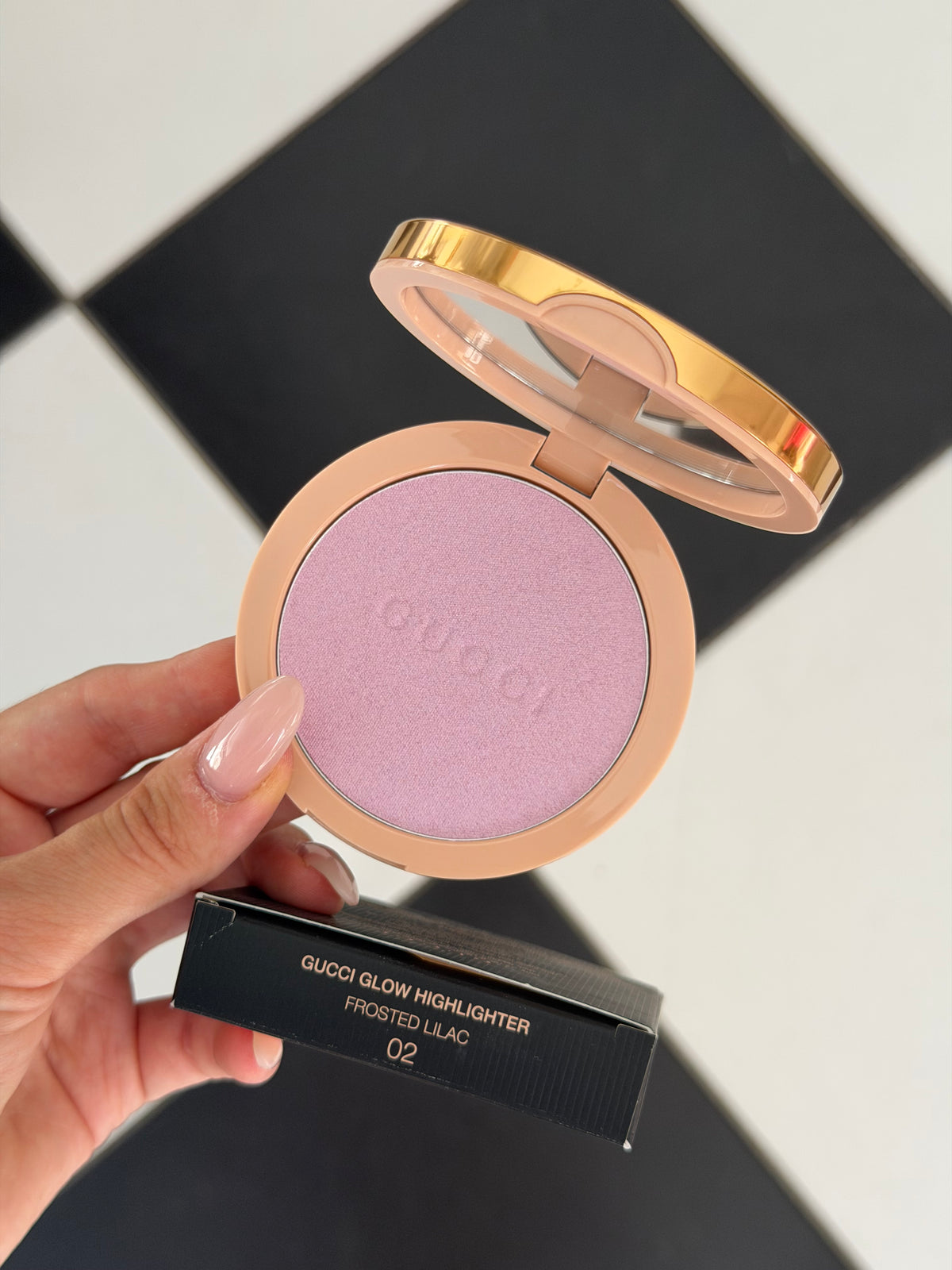 GUCCI Glow Highlighter (02)
Multi-Use Silky Illuminating Powder