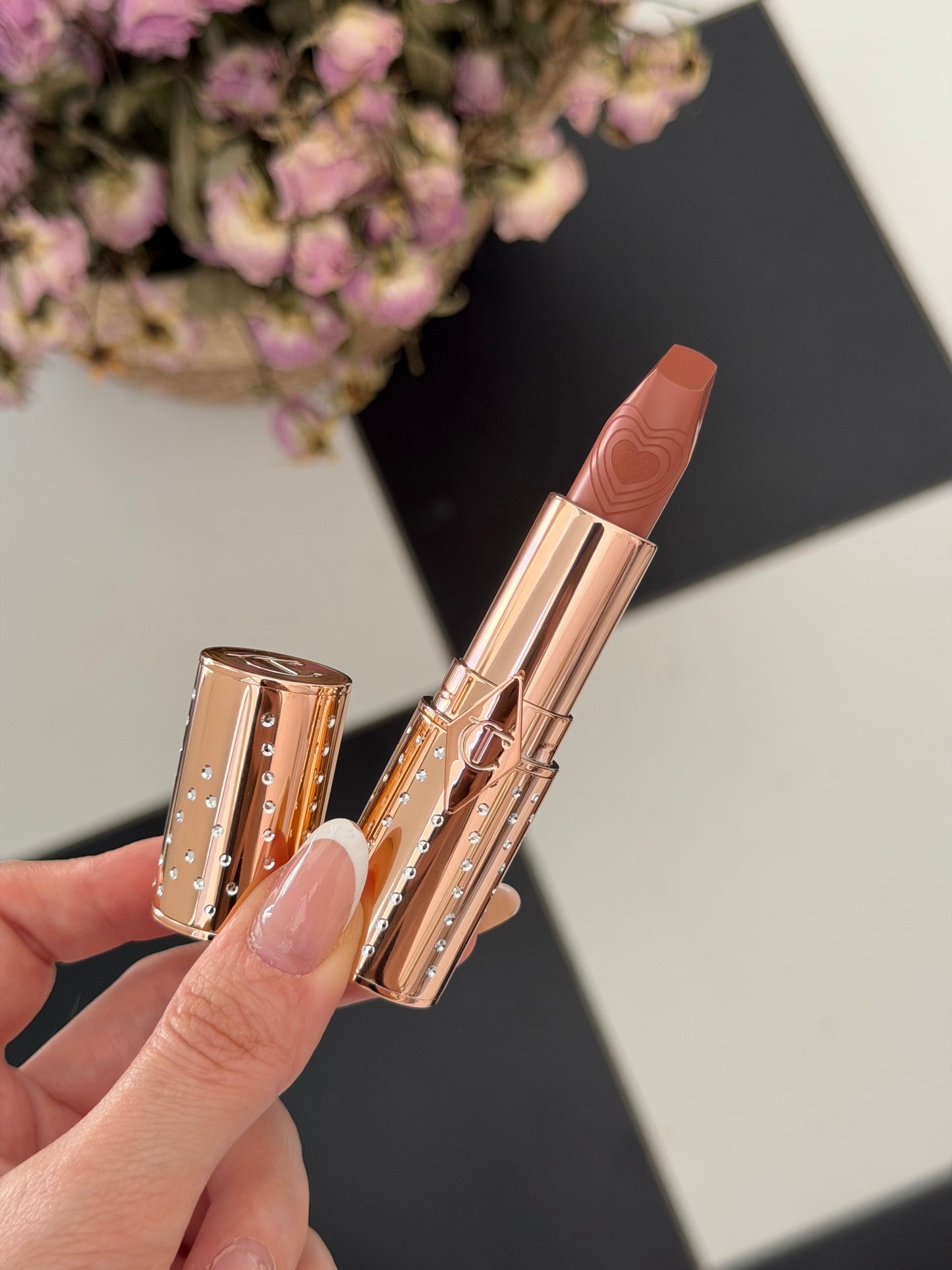 CHARLOTTE TILBURY
Look Of Love Lipstick
K.I.S.S.I.N.G - Nude Romance