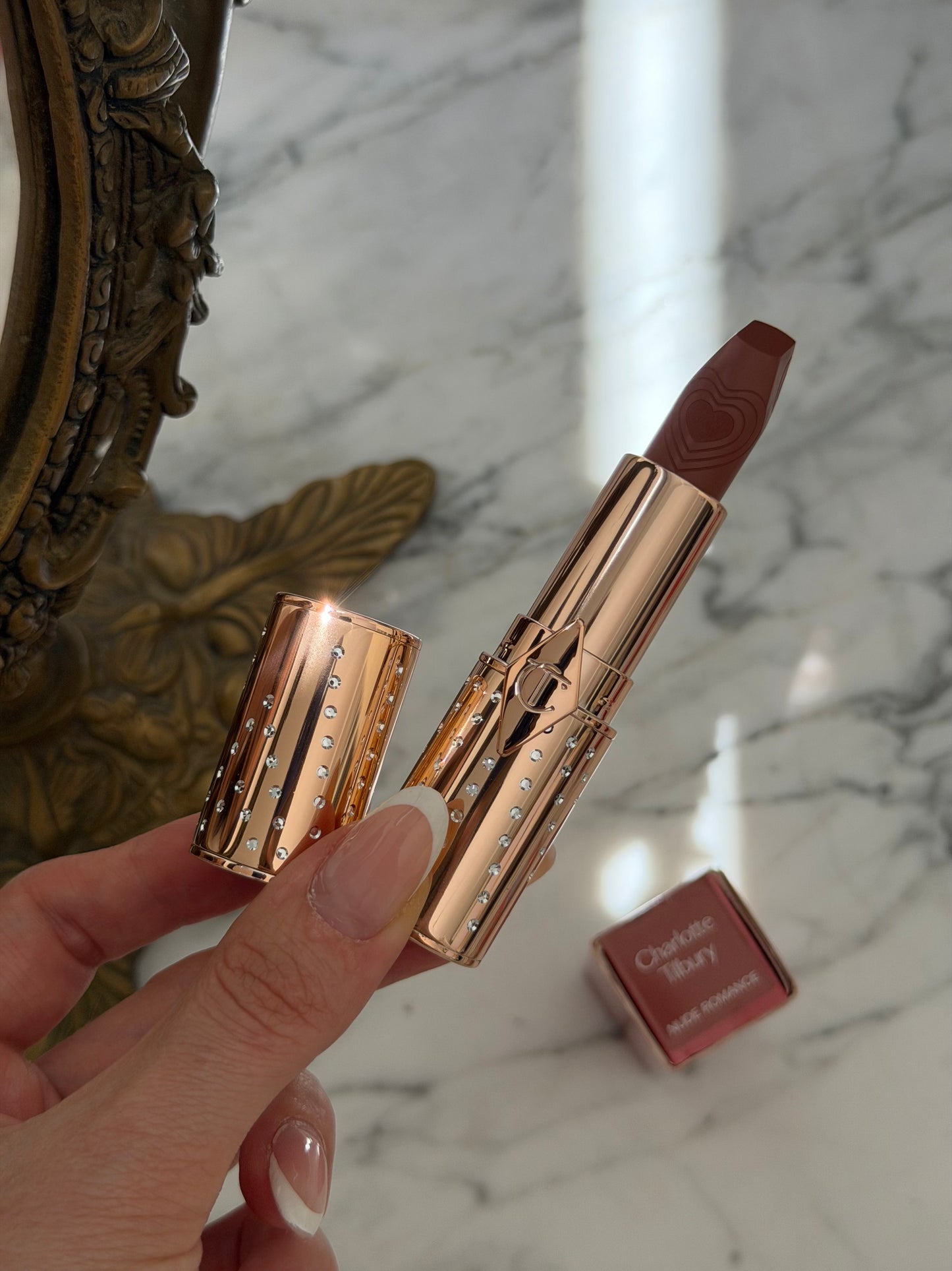 CHARLOTTE TILBURY
Look Of Love Lipstick
K.I.S.S.I.N.G - Nude Romance