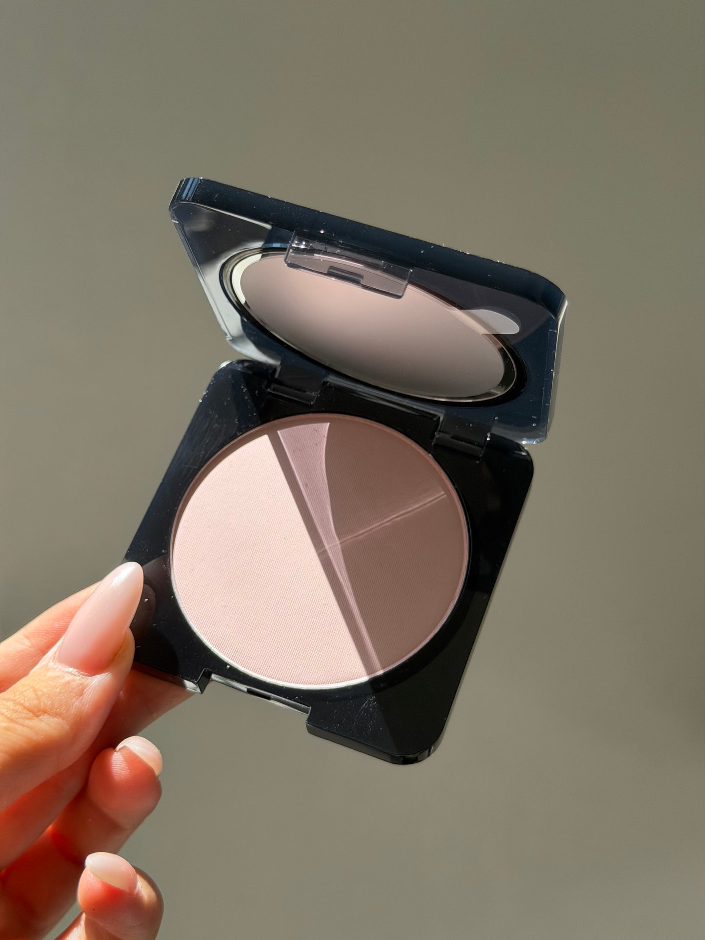 HUDA BEAUTY Easy Bake Airbrush Matte Pressed Powder - Cherry Blossom Cake