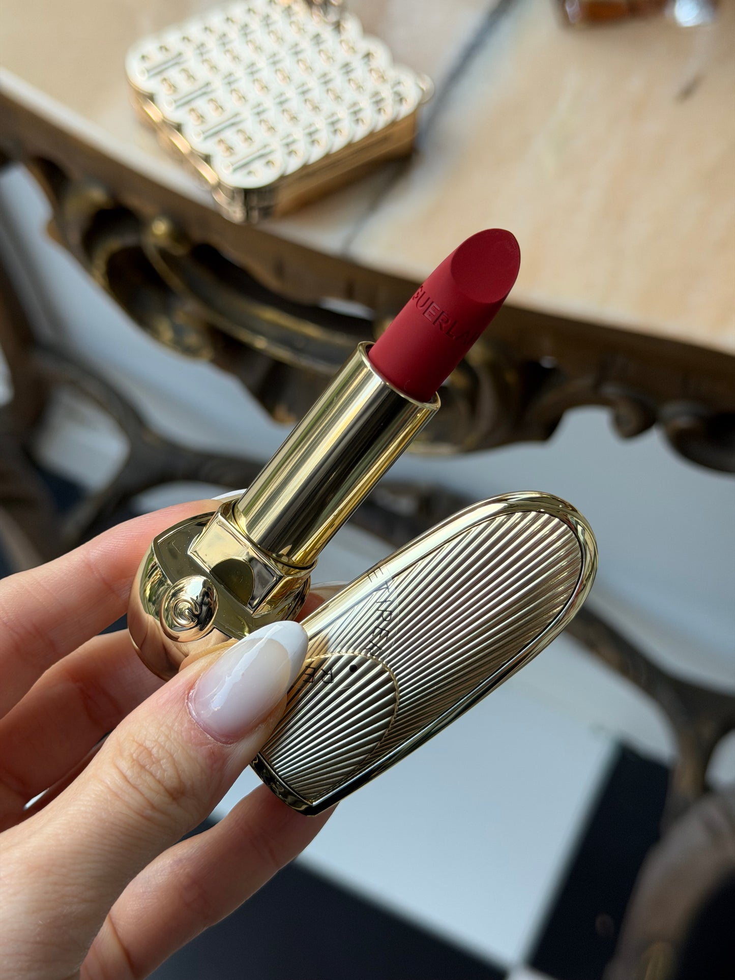 GUERLAIN Rouge G Velvet
Lipstick (555)