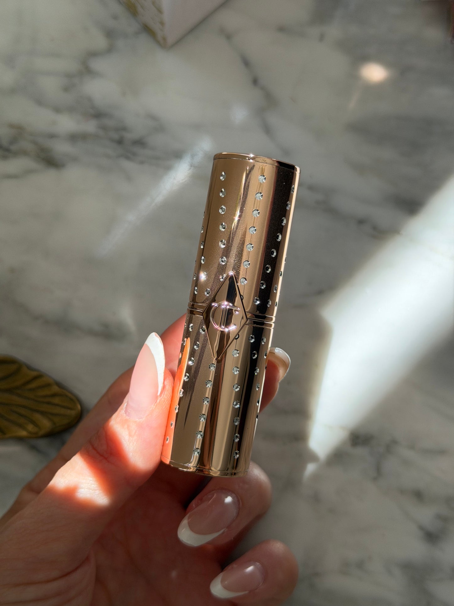 CHARLOTTE TILBURY
Look Of Love Lipstick
K.I.S.S.I.N.G - Nude Romance