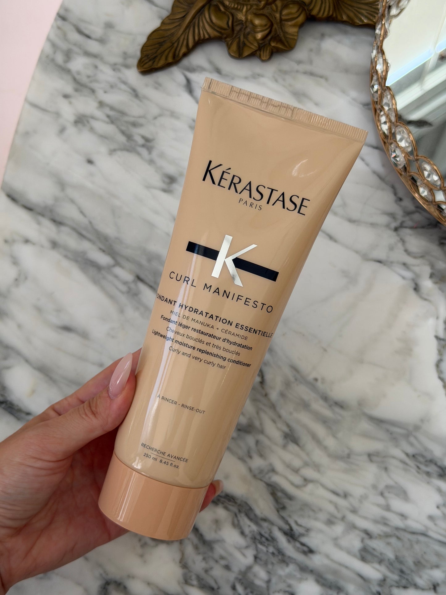KÉRASTASE Curl Manifesto Fondant Hydratation Essentielle
Lightweight Moisture Replenishing Conditioner For Curly Hair