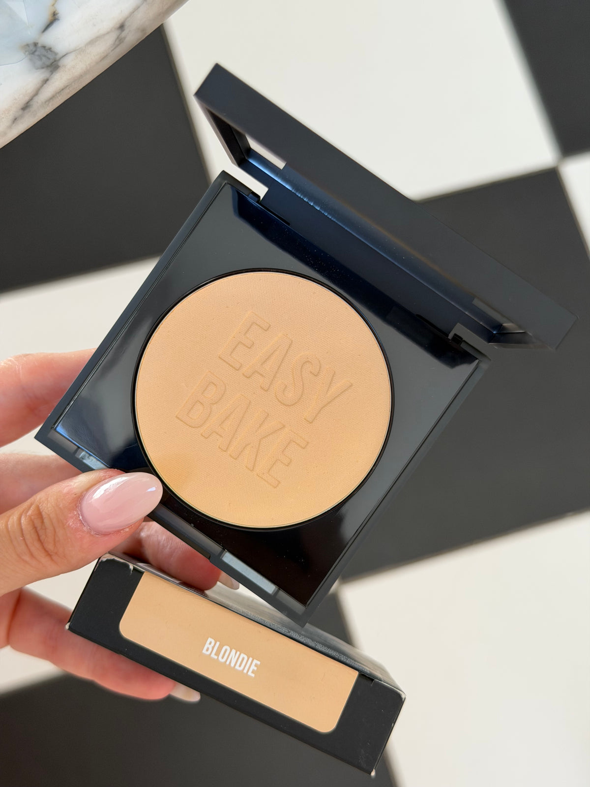 HUDA BEAUTY Easy Bake and Snatch Pressed Brightening and Setting Powder - Blondie