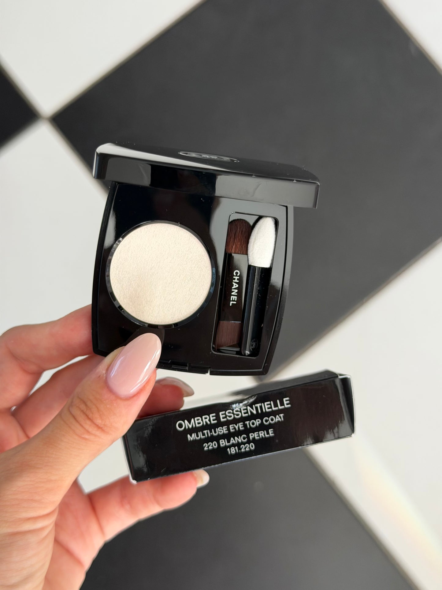 CHANEL Ombre Essentielle Multi-Use Longwearing Eyeshadow (220)