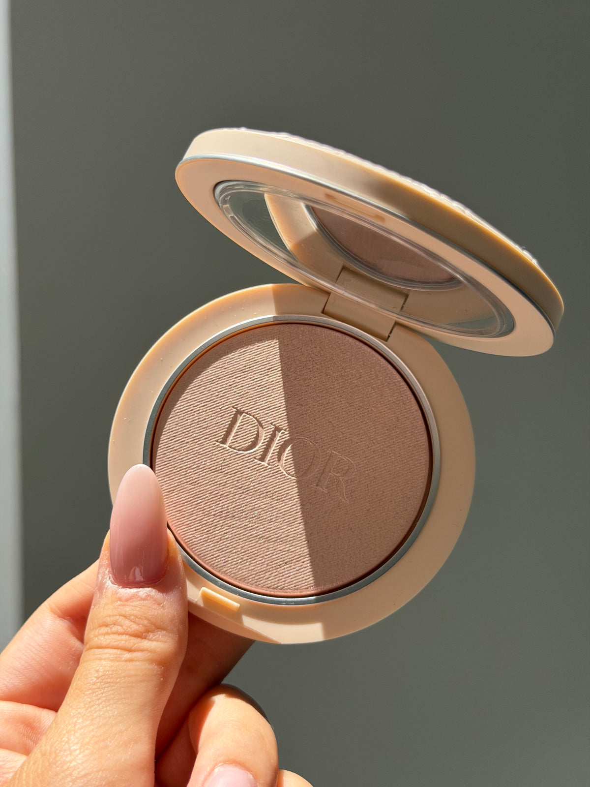 DIOR Forever Couture Luminizer (02)
Longwear Highlighter - 95%* Natural-Origin Pigments