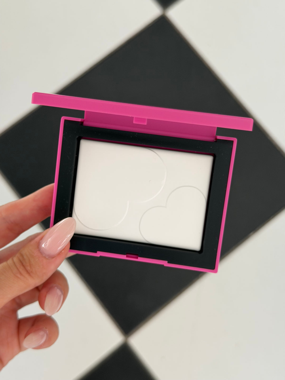 NARS Light Reflecting™ Setting Powder - Limited Edition Pink With Heart Motifs