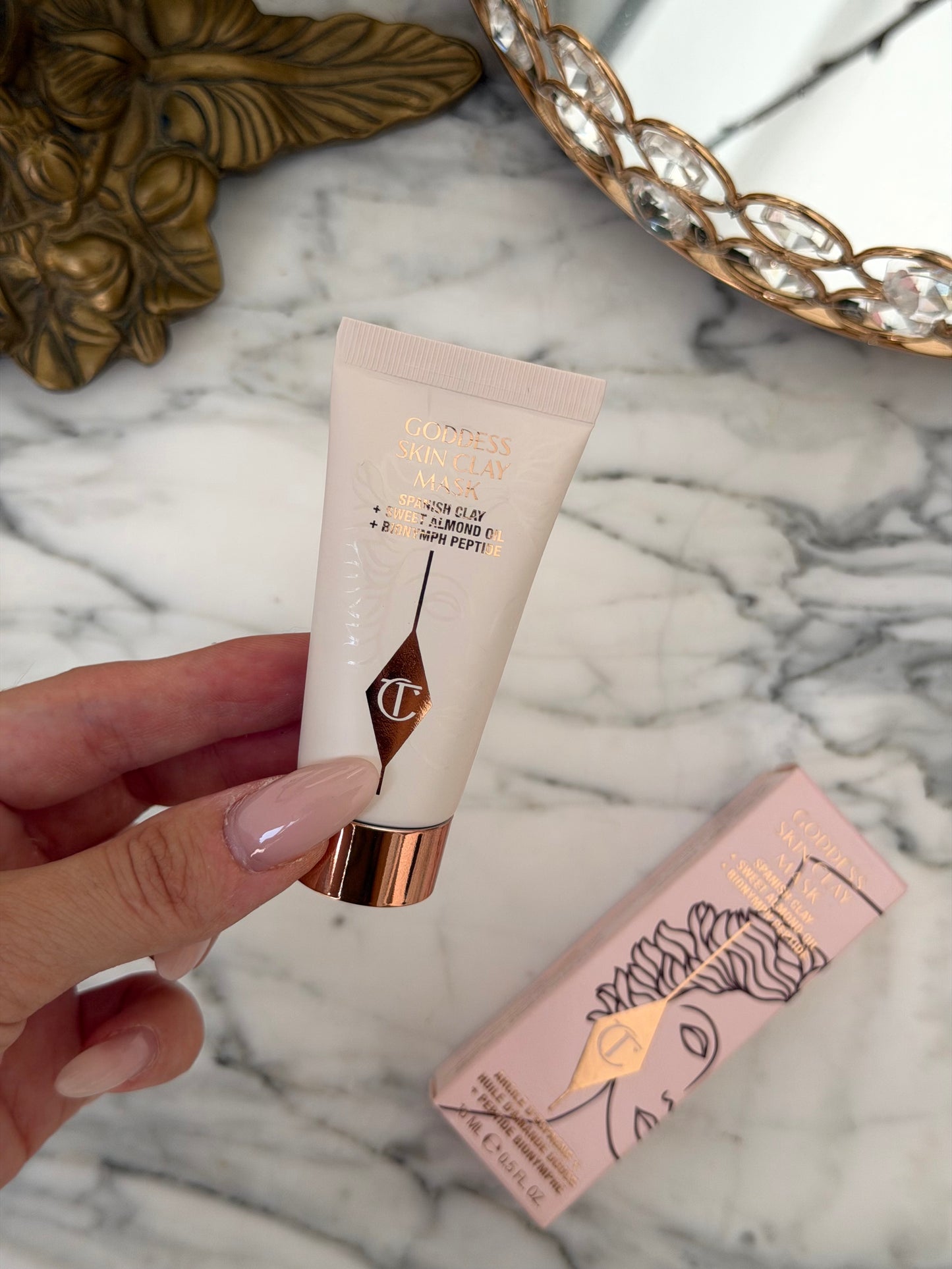 CHARLOTTE TILBURY Goddess Skin Clay Mask
Spanish Clay + Sweet Almond Oil + Bionymh Peptide