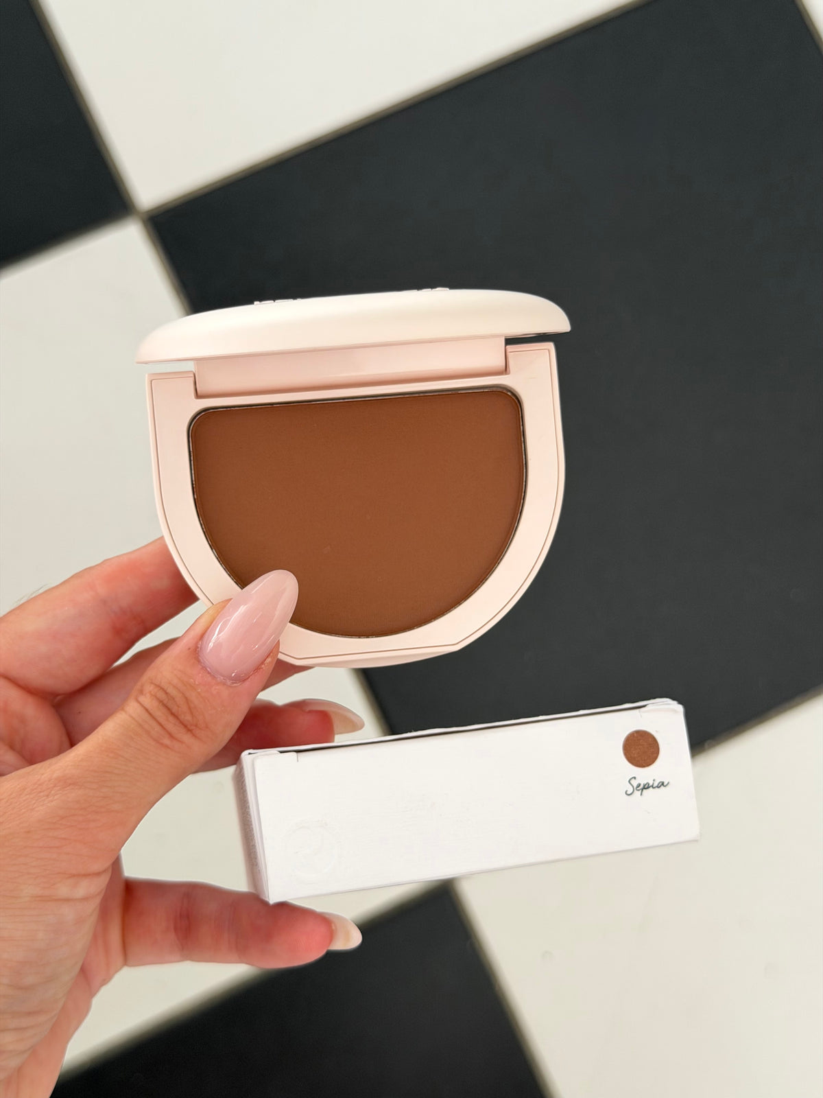 RARE BEAUTY True To Myself Tinted Pressed Finishing Powder - Sepia
