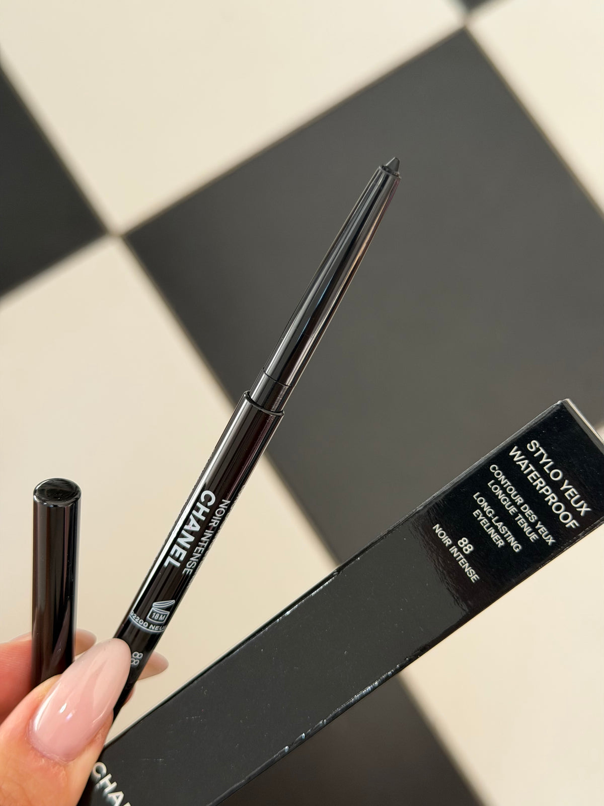 CHANEL Stylo Eyes Waterproof (88)
Long-Lasting Eyeliner