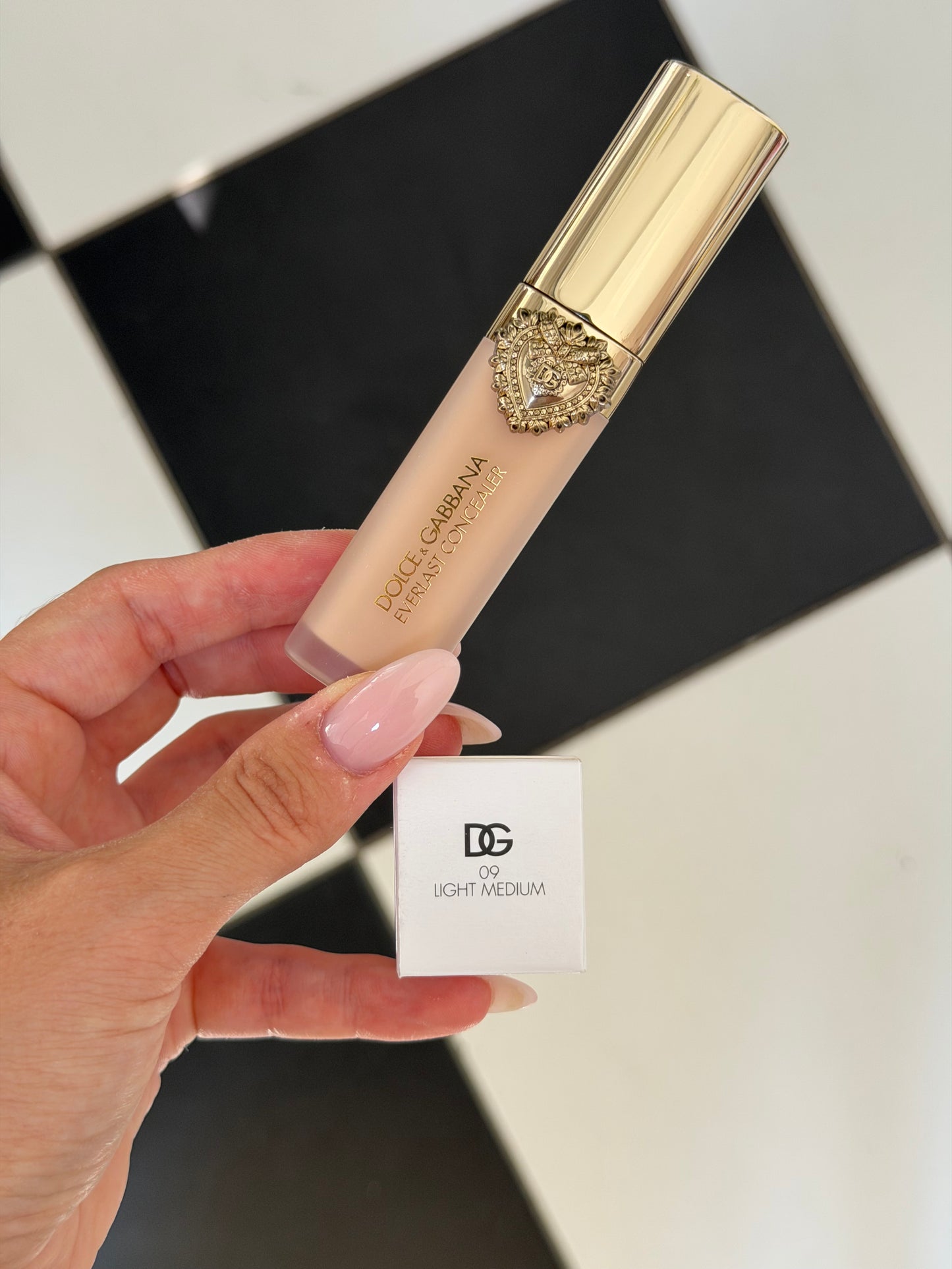 DOLCE&GABBANA Everlast Concealer 
24H Wear Crease-Proof Hydrating (09)