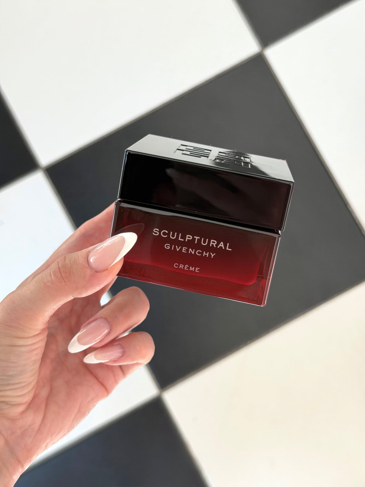 GIVENCHY
Sculptural Cream
Tense, Densify and Tonify Your Facial Contour and Volumes