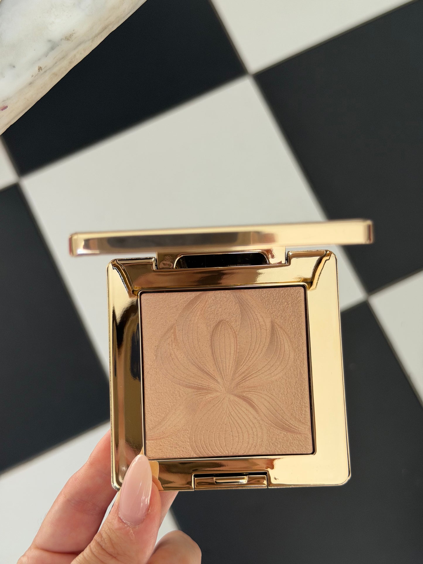 SISLEY L'Orchidée
Highlighter Illuminating Powder Gel