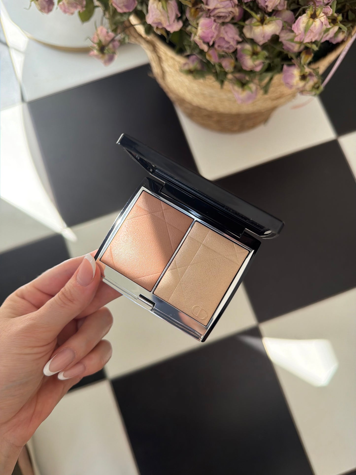 DIOR Rouge Blush Colour & Glow (100)
Multi-Use Face Palette – Color and Highlighter Duo