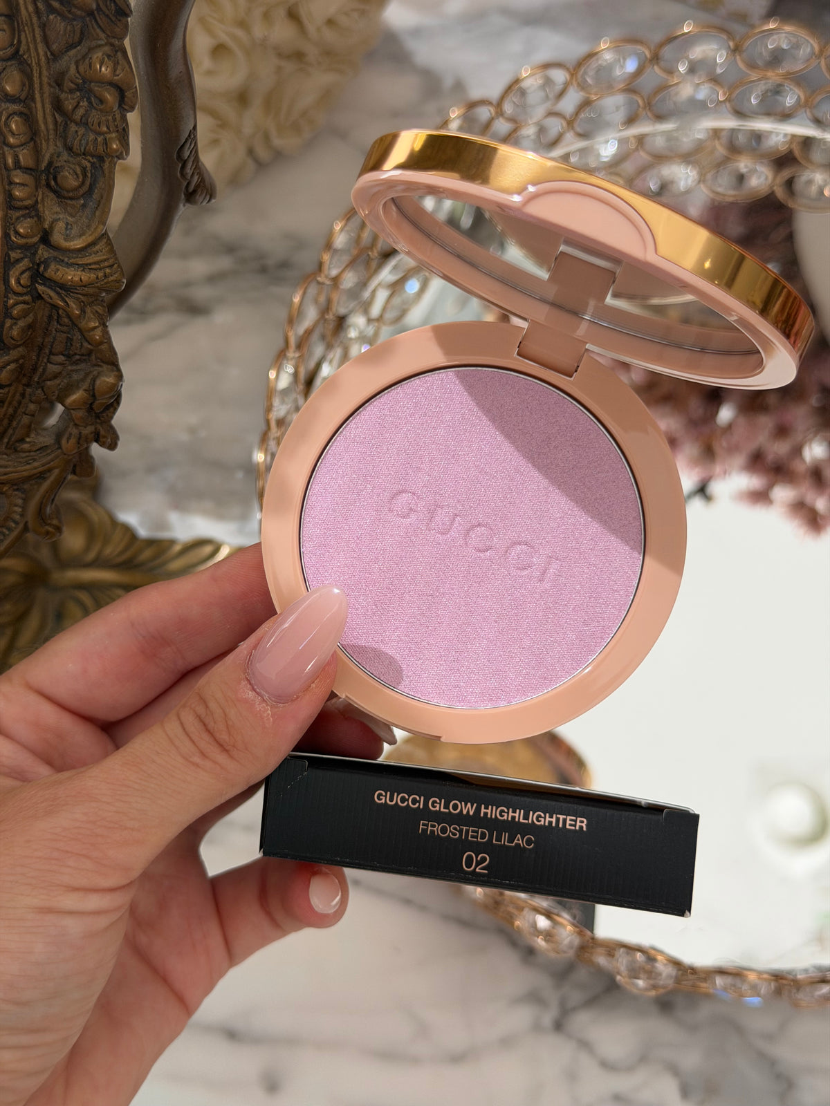 GUCCI Glow Highlighter (02)
Multi-Use Silky Illuminating Powder