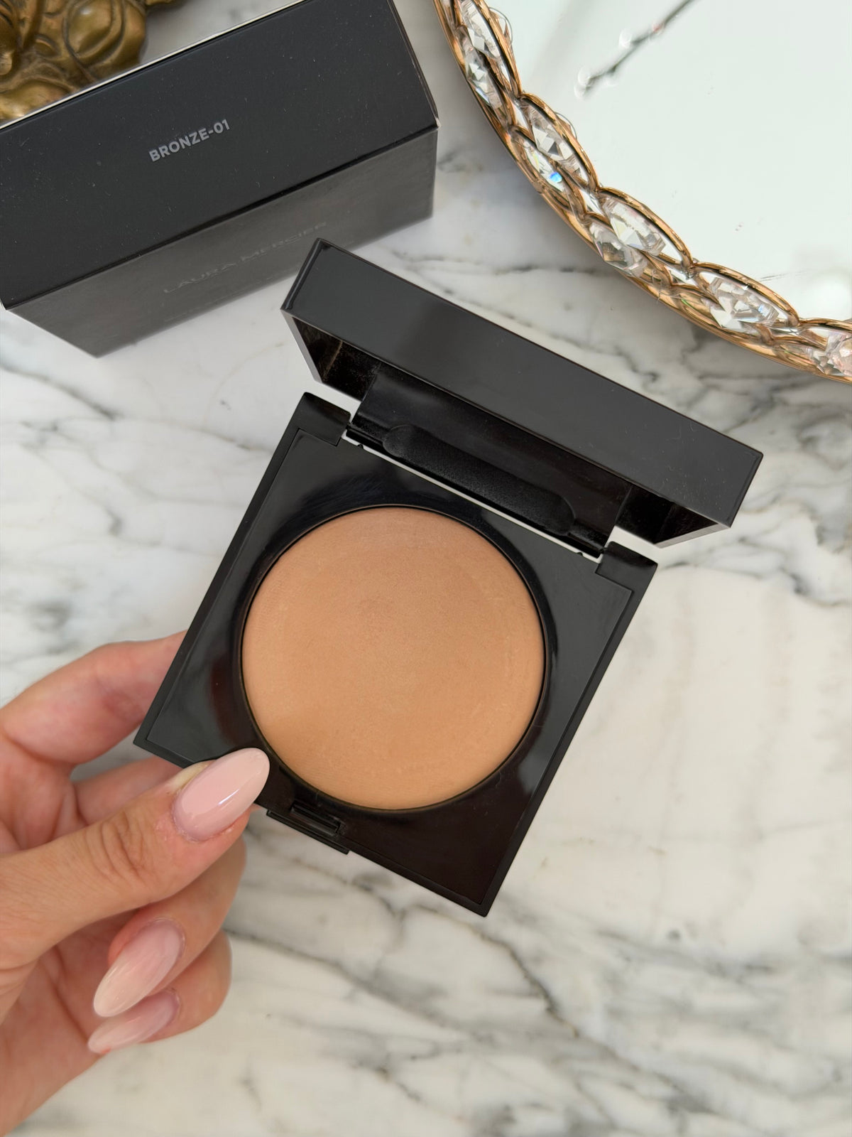 LAURA MERCIER Matte Radiance Baked Face Powder 
Soft Matte Radiance