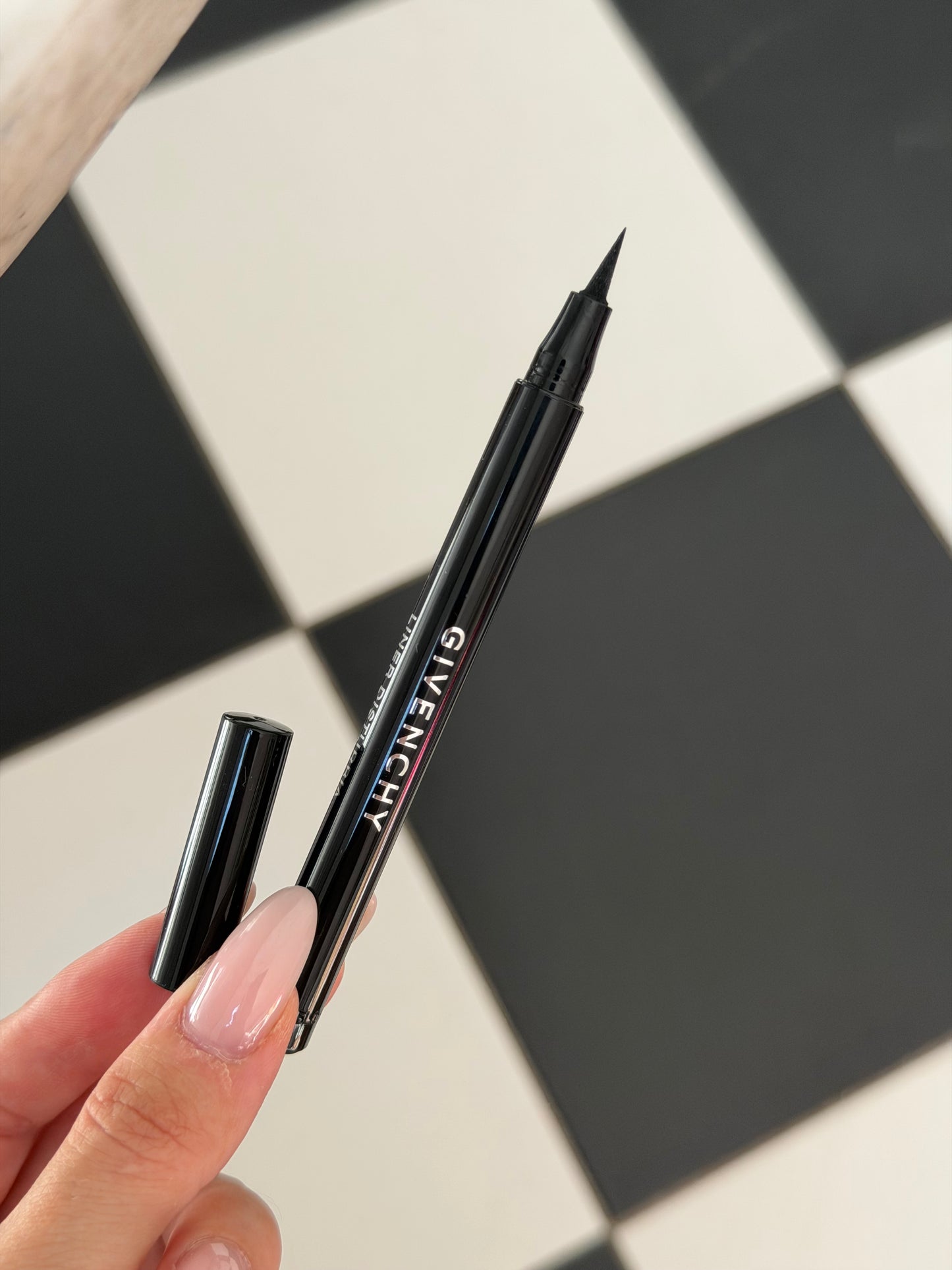 GIVENCHY Liner Disturbia
Precision Felt-Tip Eyeliner - Intense Black