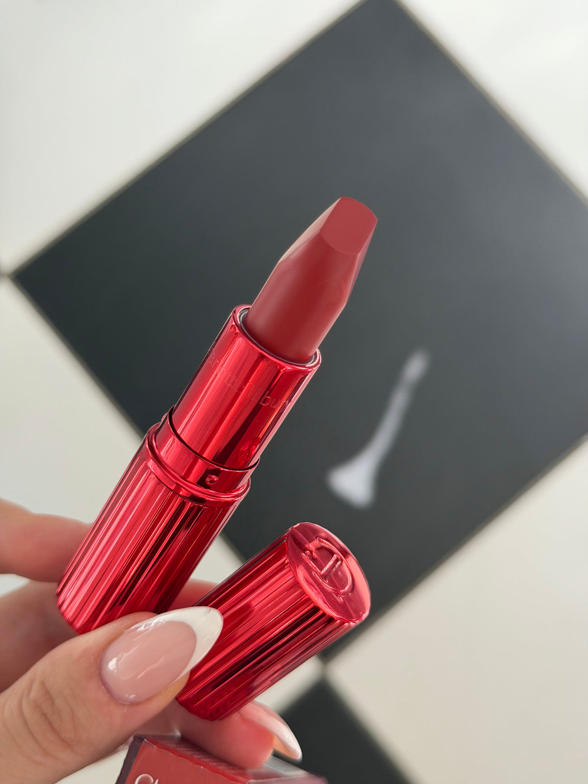 CHARLOTTE TILBURY Matte Revolution Lipstick - Pizzazz