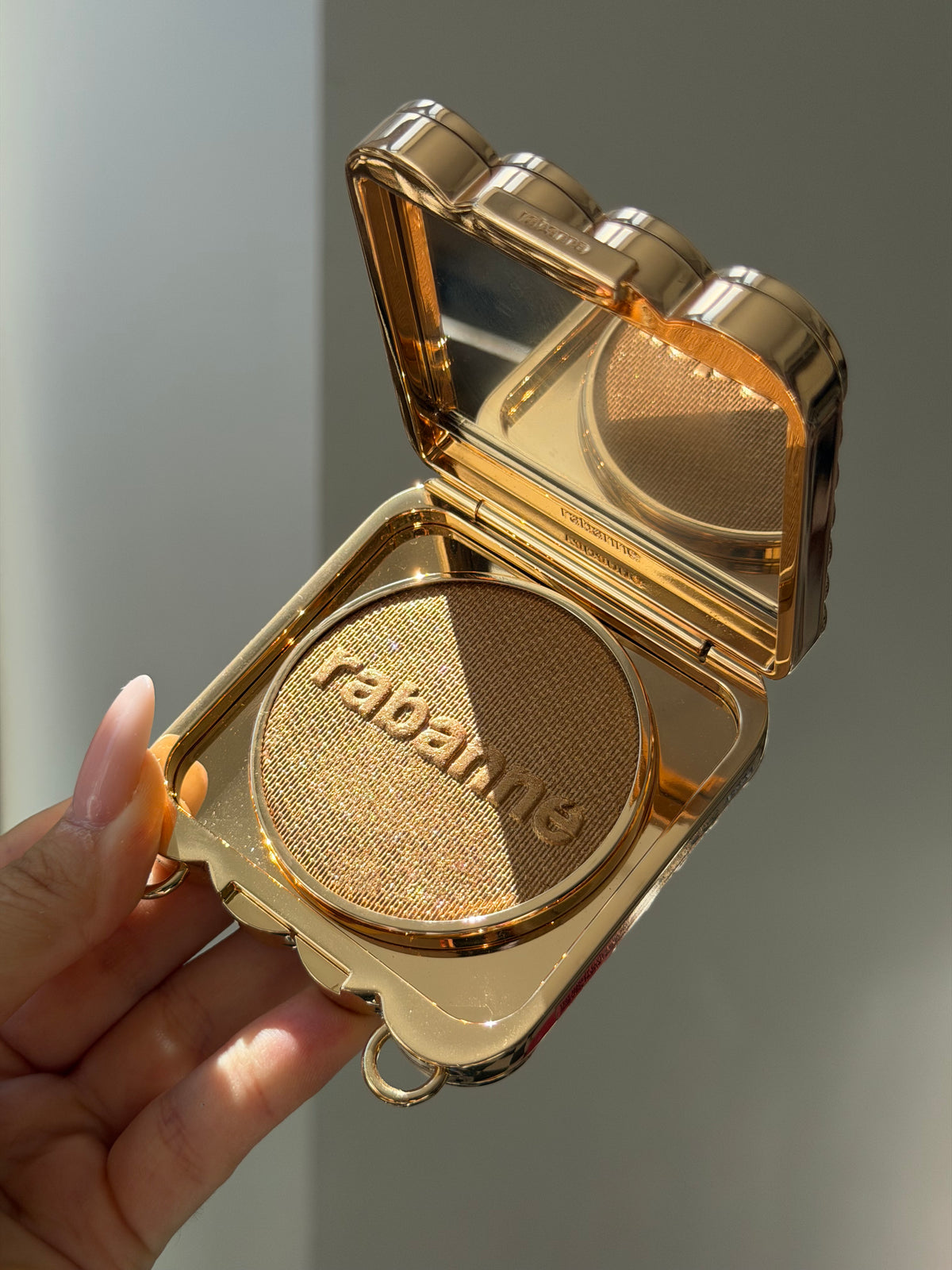 PACO RABANNE 1969 Makeup Clutch
Ultra-Shiny, All-Over Luminizer, Second Skin Comfort