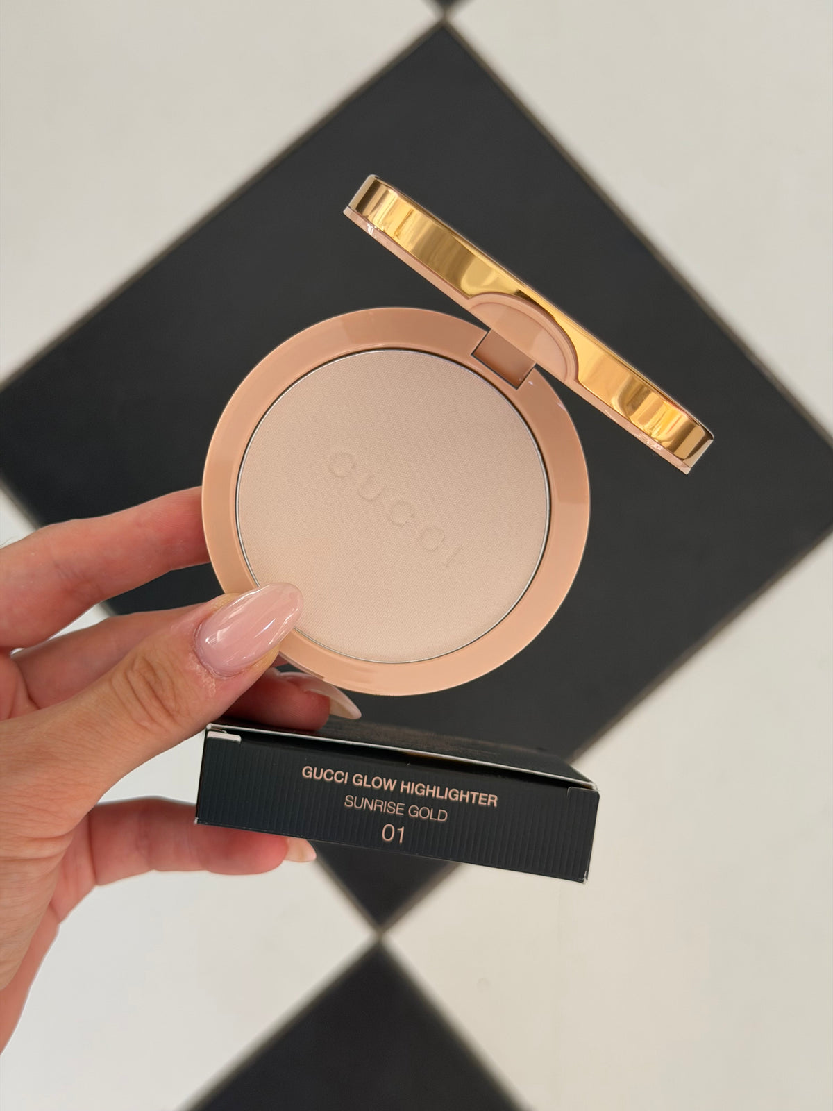 GUCCI Glow Highlighter (01)
Multi-Use Silky Illuminating Powder