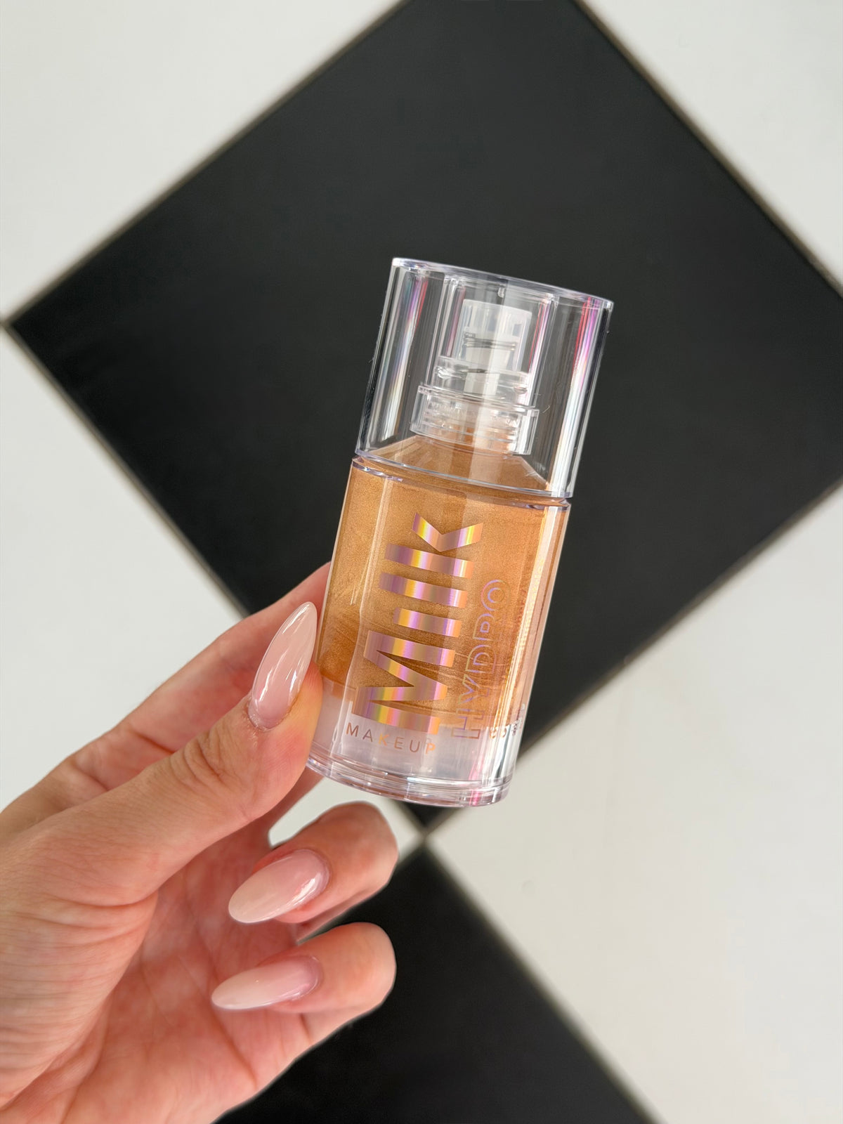 MILK MAKEUP Hydro Grip + Glow Primer
Illuminating Primer
