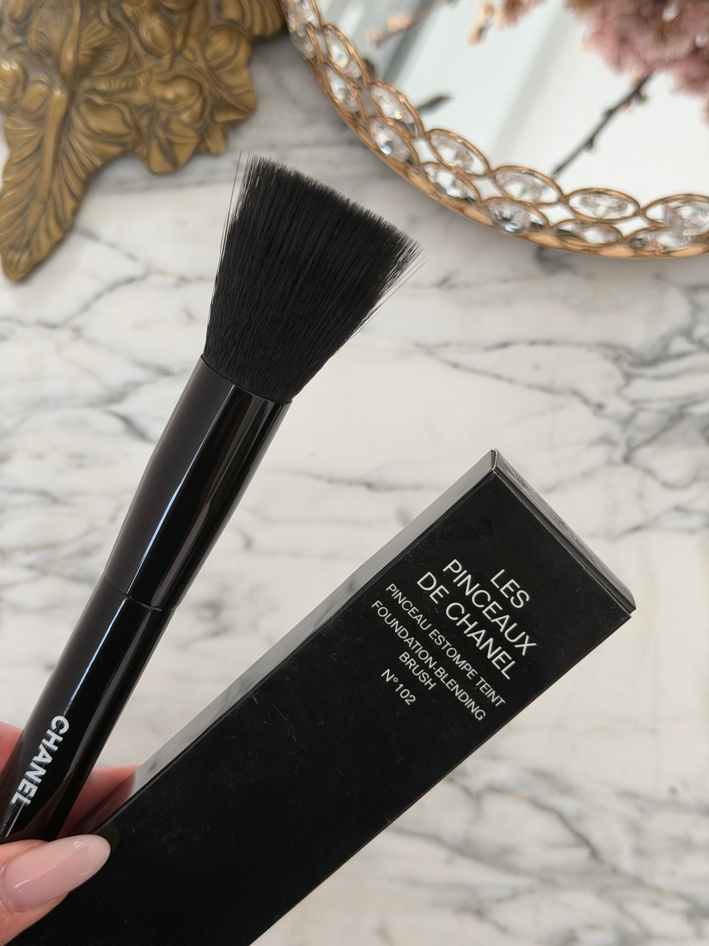 CHANEL Les Pinceaux De Chanel N°102
Fluid Foundation-Blending Brush
