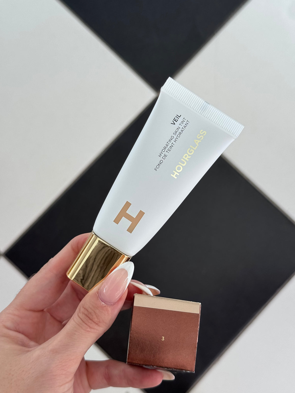 HOURGLASS Veil Hydrating Skin Tint Foundation (3)