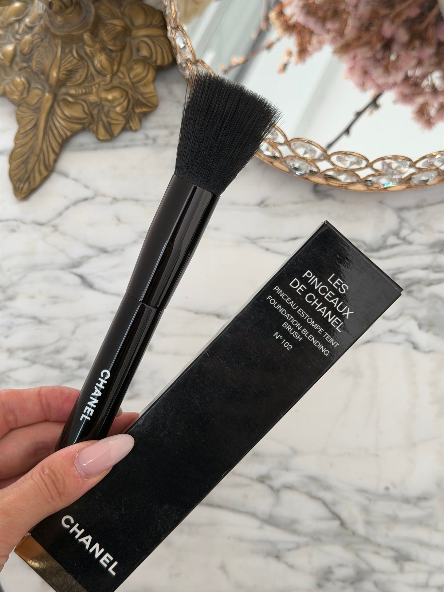 CHANEL Les Pinceaux De Chanel N°102
Fluid Foundation-Blending Brush