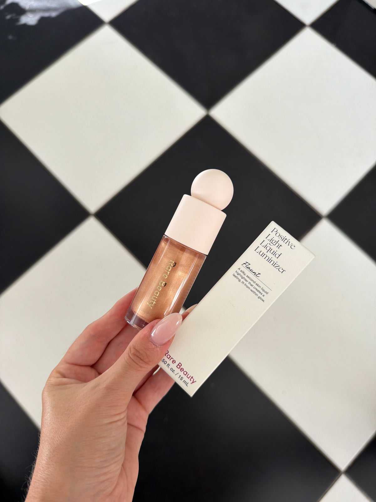RARE BEAUTY Positive Light Liquid Luminizer - Flaunt