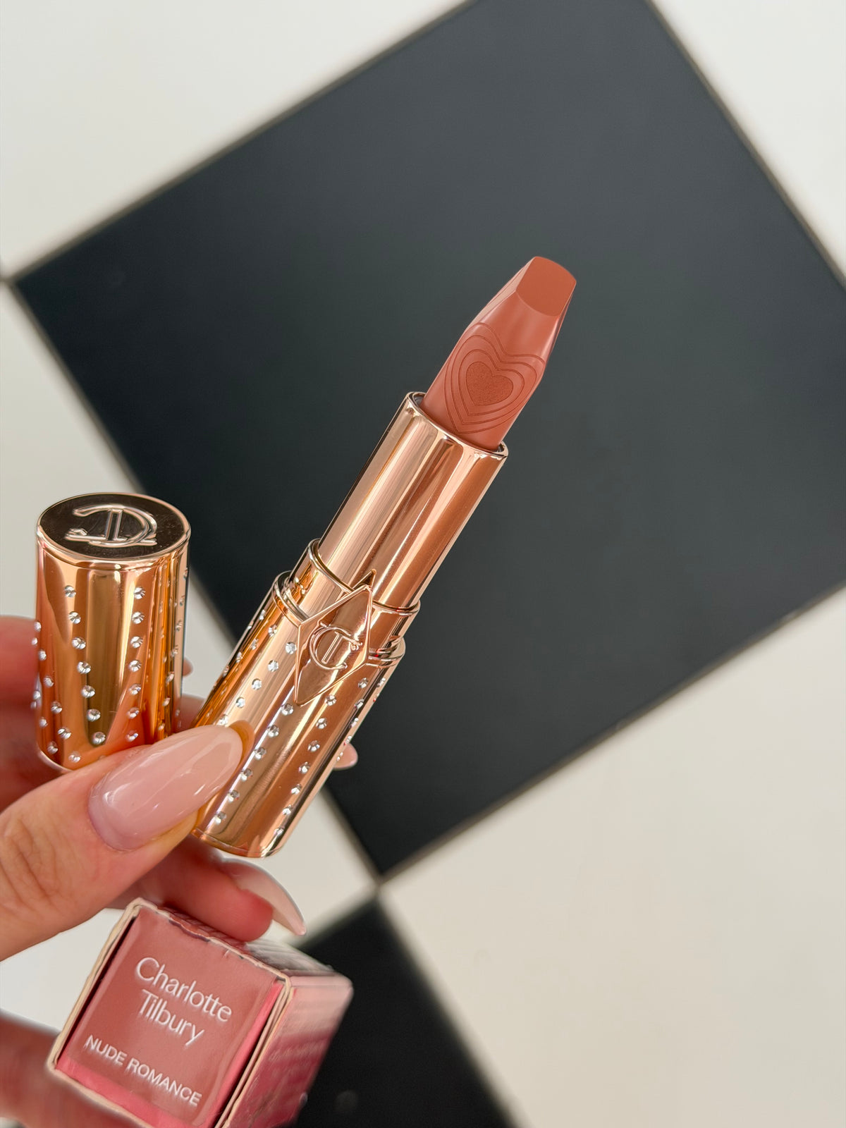 CHARLOTTE TILBURY
Look Of Love Lipstick
K.I.S.S.I.N.G - Nude Romance