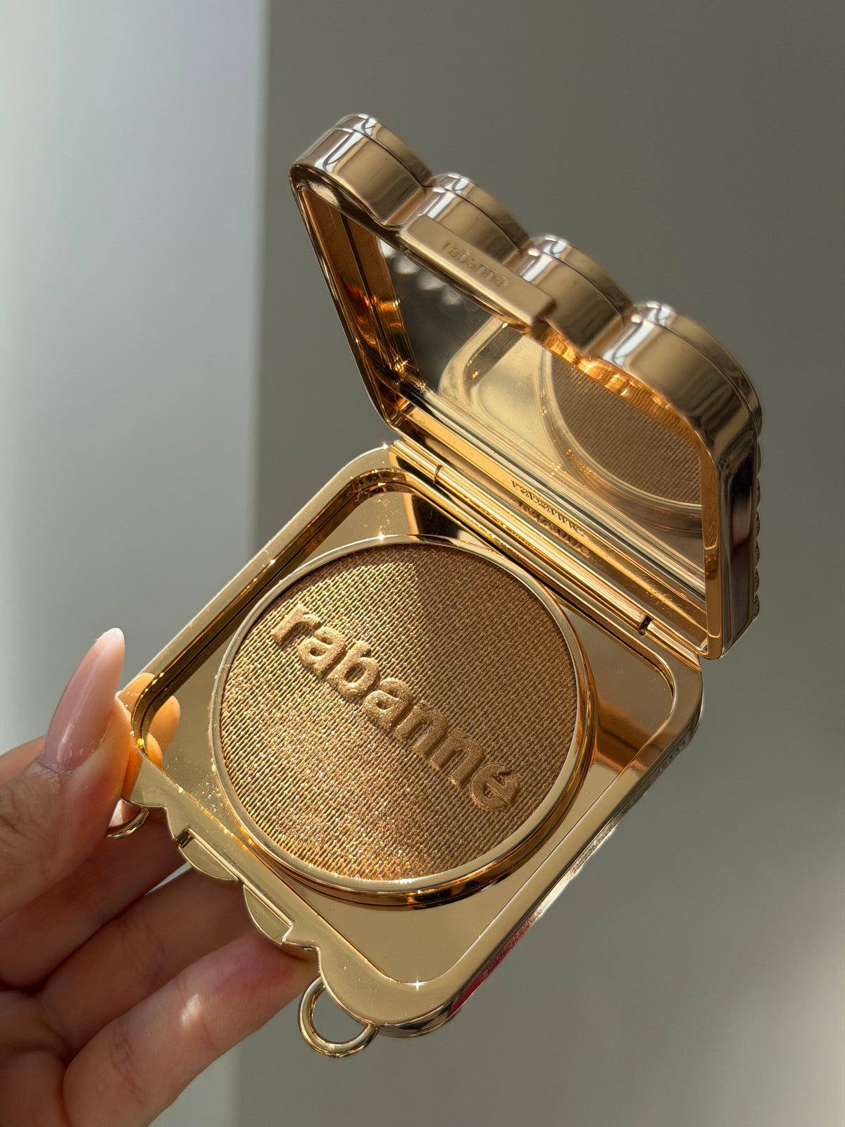PACO RABANNE 1969 Makeup Clutch
Ultra-Shiny, All-Over Luminizer, Second Skin Comfort