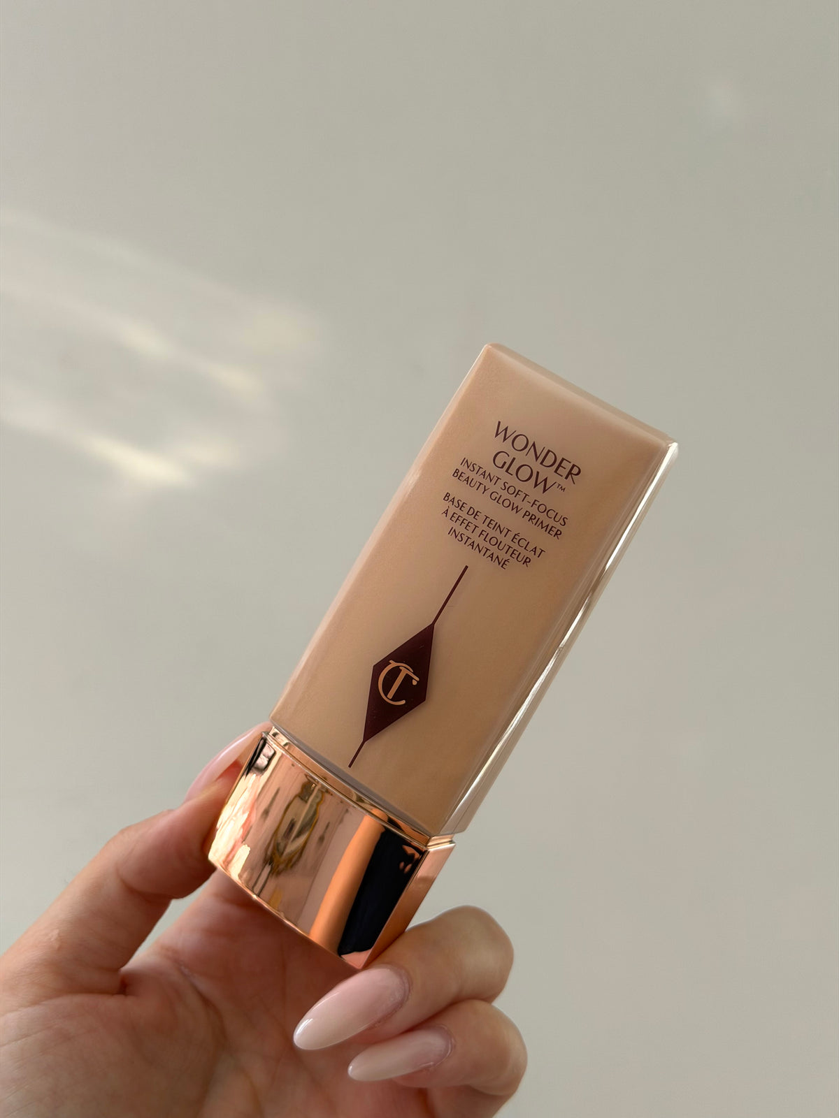 CHARLOTTE TILBURY
WonderGlow Primer
Instant Soft-Focus Beauty Glow