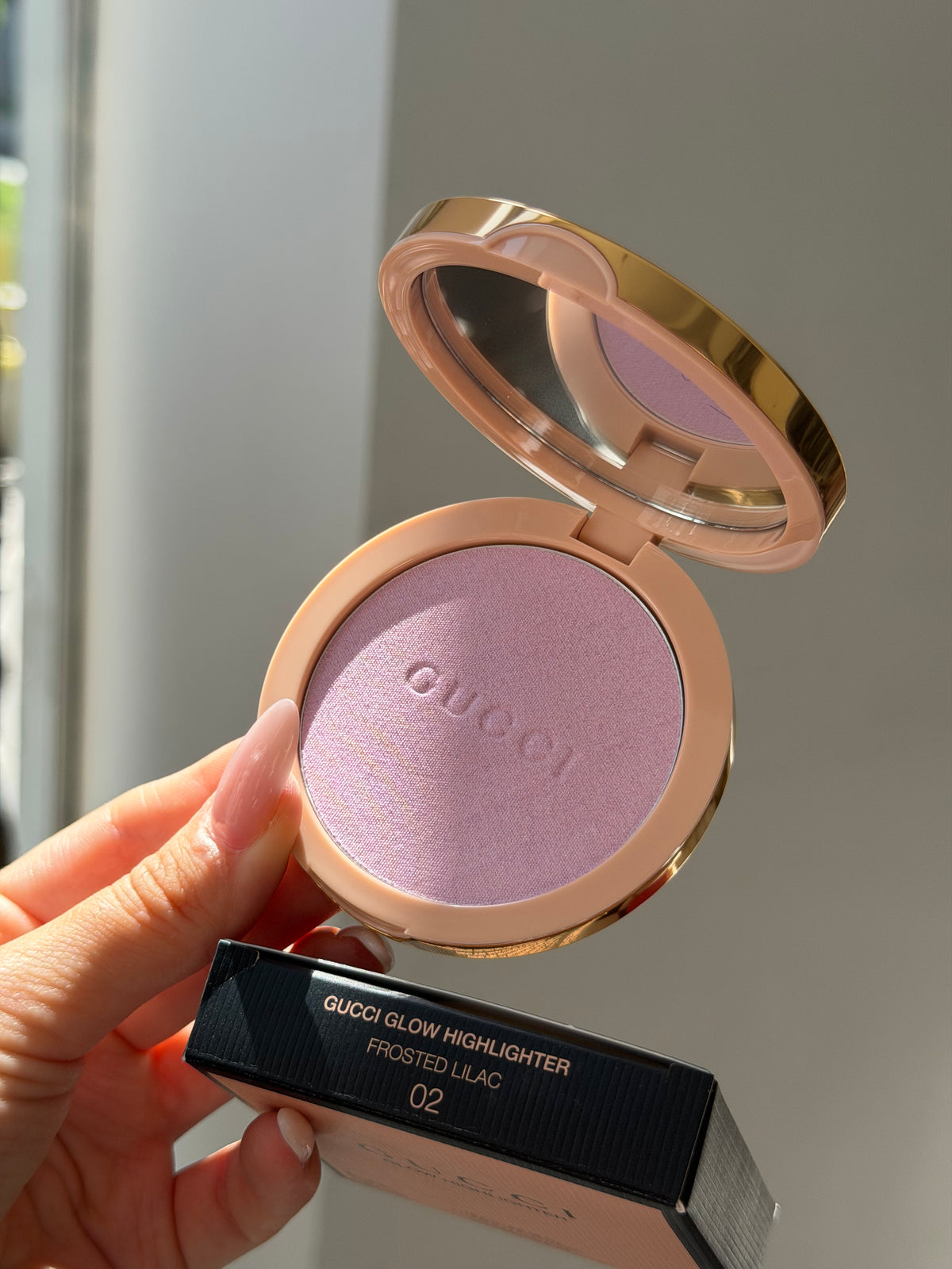 GUCCI Glow Highlighter (02)
Multi-Use Silky Illuminating Powder