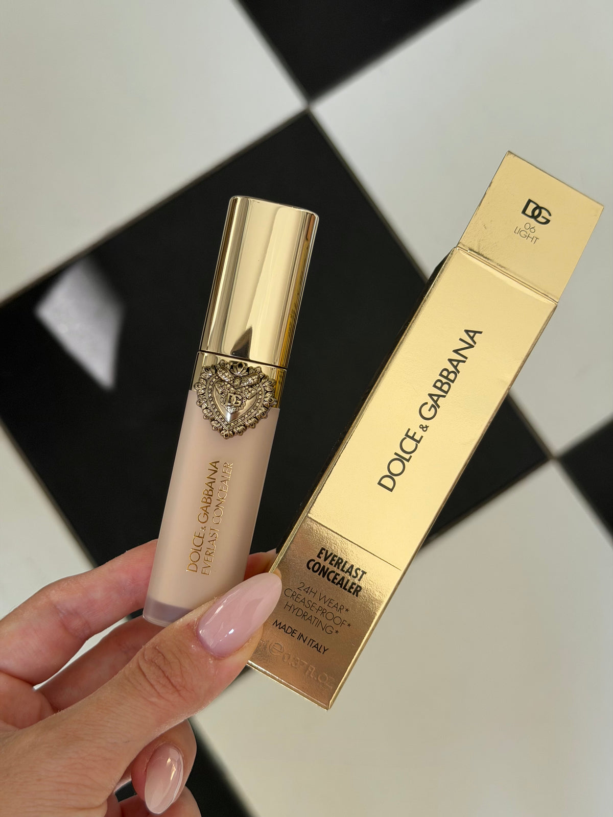 DOLCE&GABBANA Everlast Concealer 
24H Wear Crease-Proof Hydrating (06)