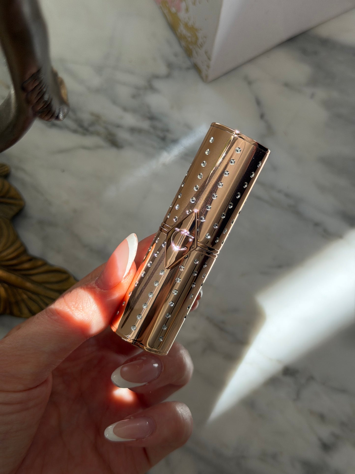 CHARLOTTE TILBURY
Look Of Love Lipstick
K.I.S.S.I.N.G - Nude Romance
