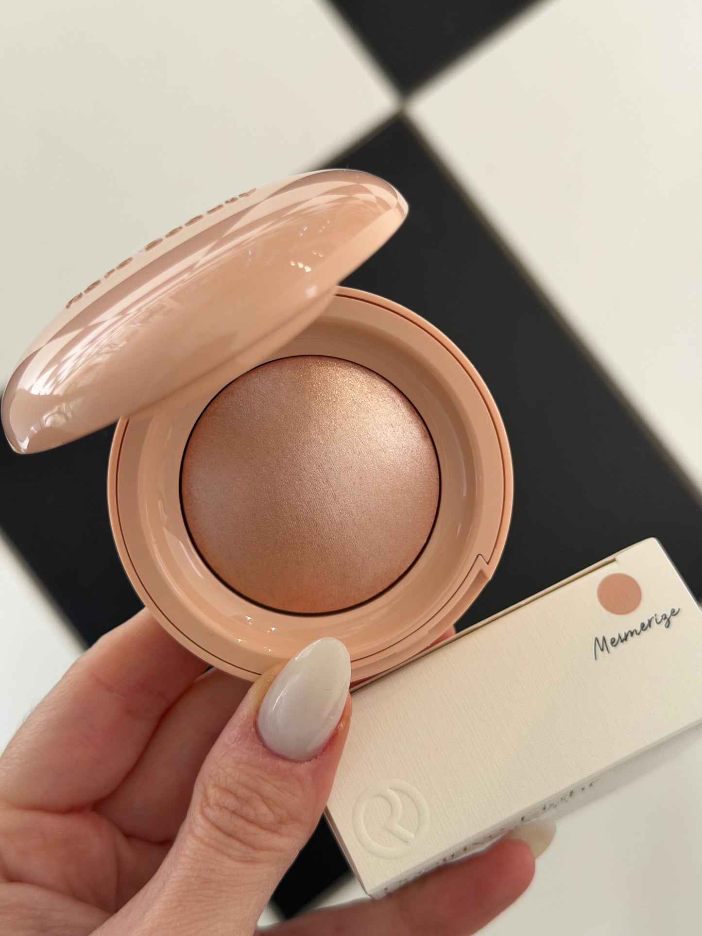 RARE BEAUTY Positive Light Silky Touch Highlighter - Mesmerize