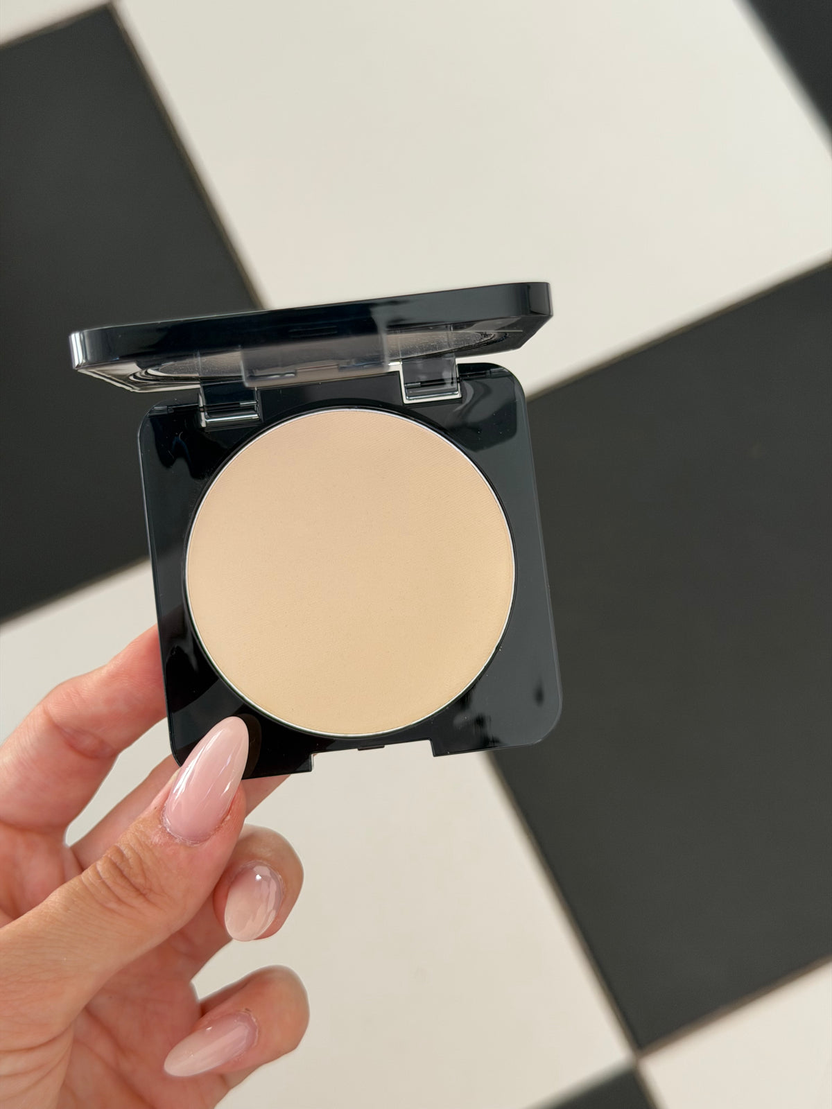 HUDA BEAUTY Easy Bake Airbrush Matte Pressed Powder - Pound Cake