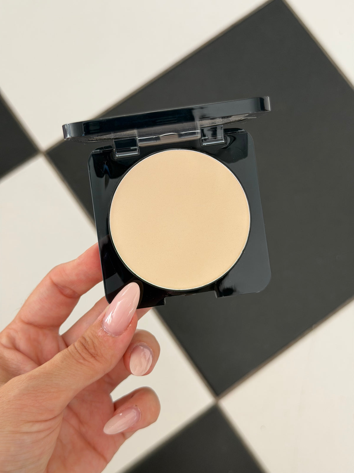 HUDA BEAUTY Easy Bake Airbrush Matte Pressed Powder - Pound Cake