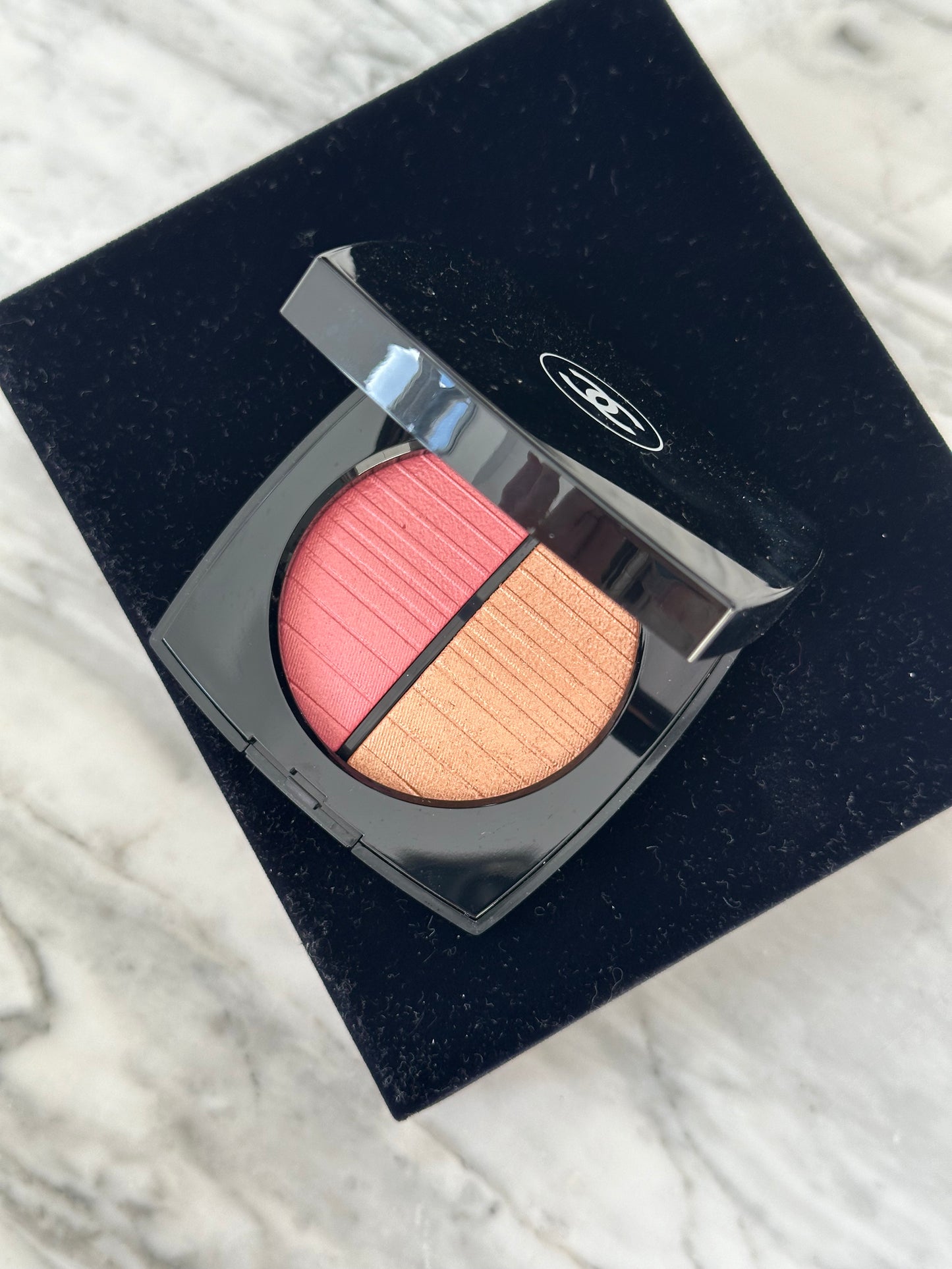 CHANEL Les Beiges
Healthy Golden Glow Powder