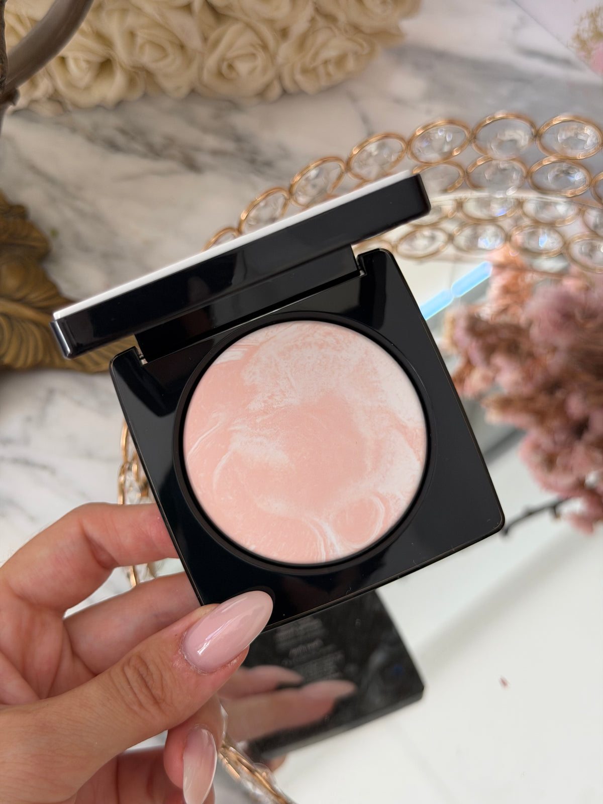 BOBBI BROWN
Sheer Finish Blurring Powder - Pearl Pink