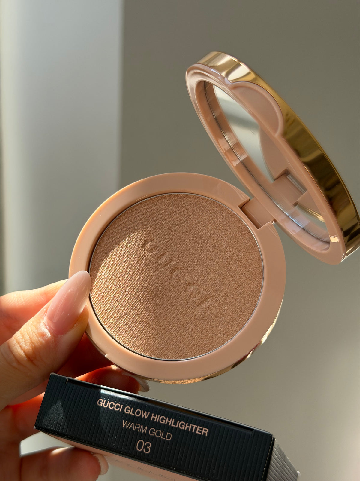 GUCCI Glow Highlighter (03)
Multi-Use Silky Illuminating Powder
