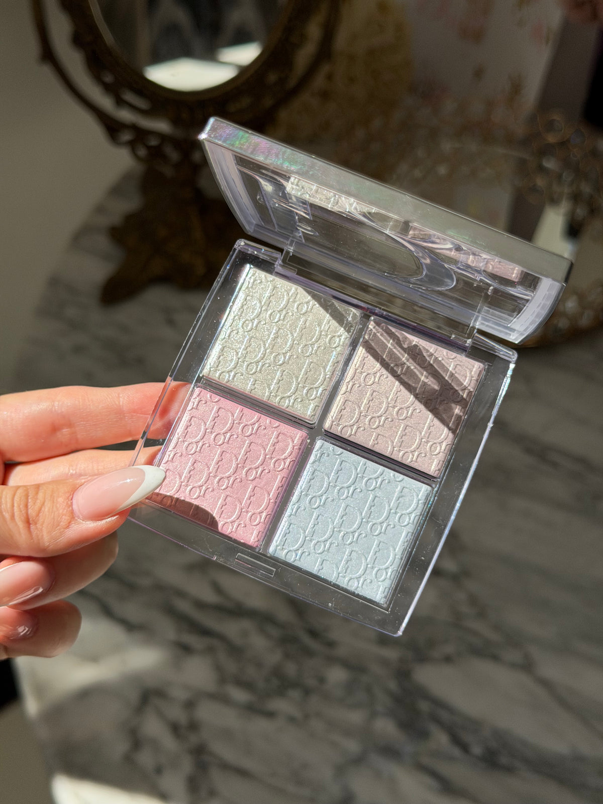 DIOR Backstage Glow Maximizer Palette (002)
Multi-Use Highlighter and Blush - Multi-Reflective Glow
