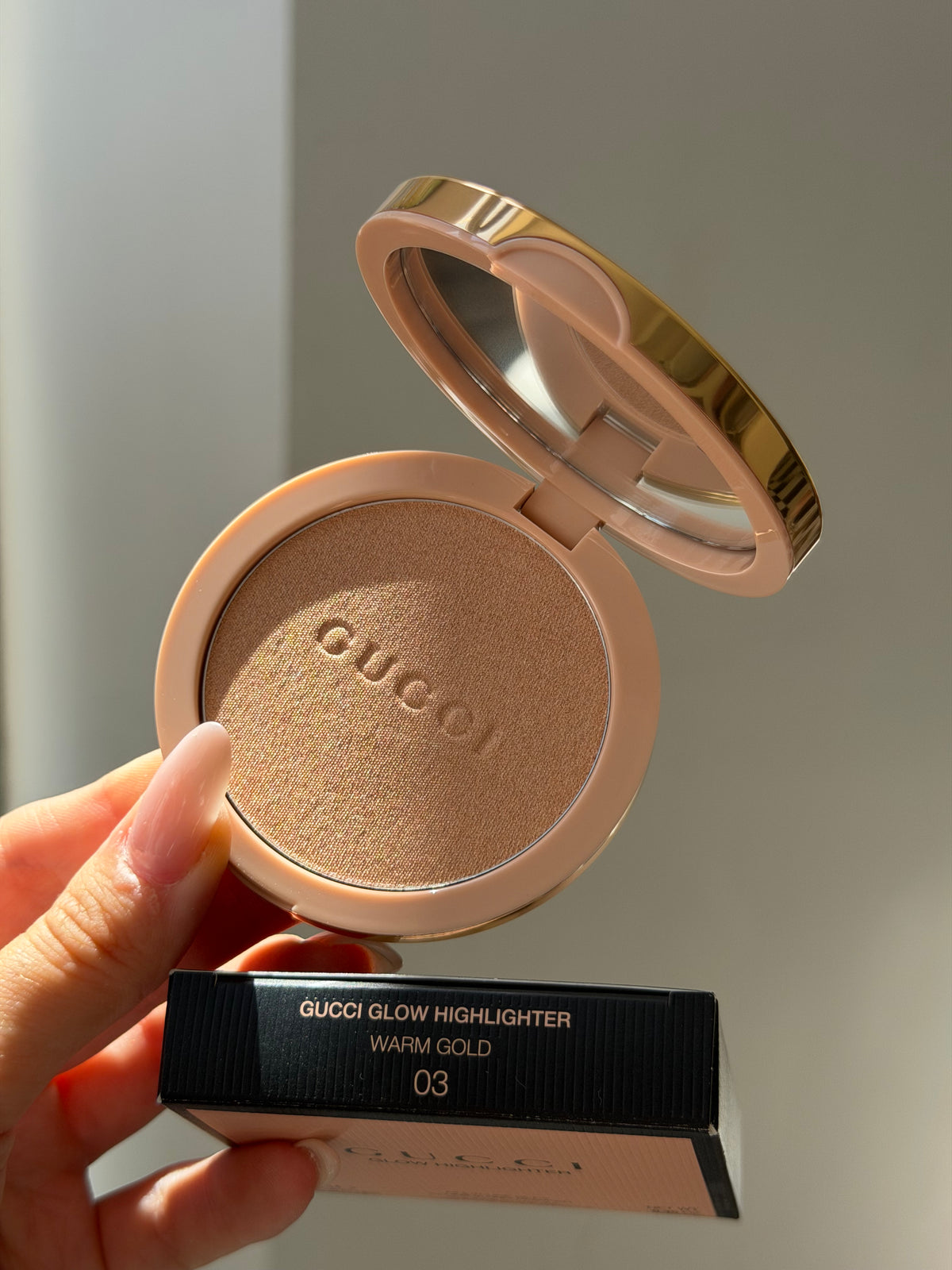 GUCCI Glow Highlighter (03)
Multi-Use Silky Illuminating Powder