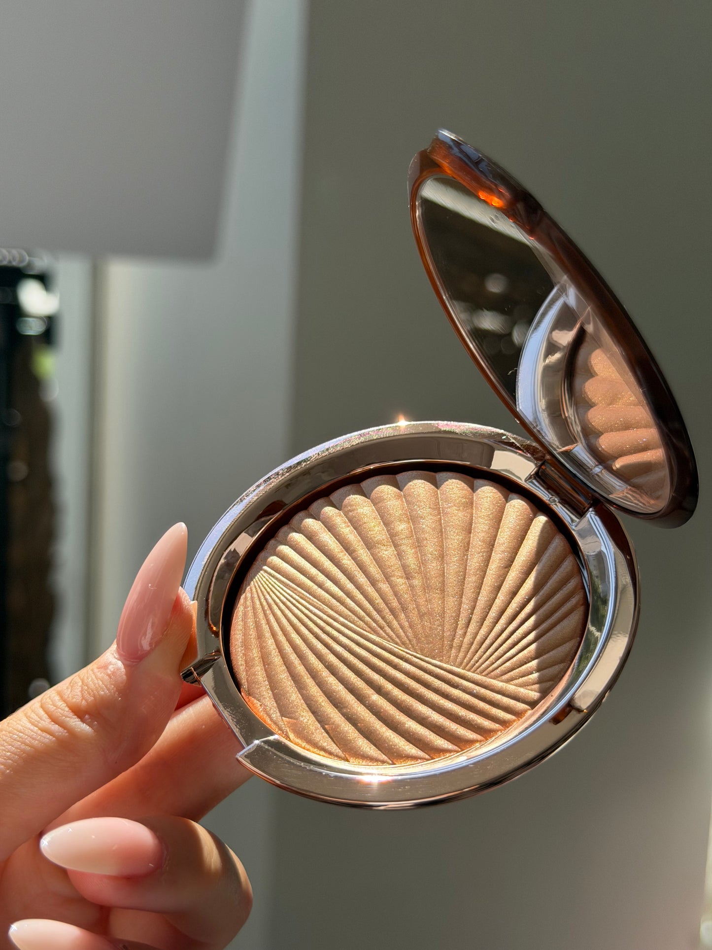 ESTÉE LAUDER Bronze Goddess
Highlighting Powder Gelée (02)
