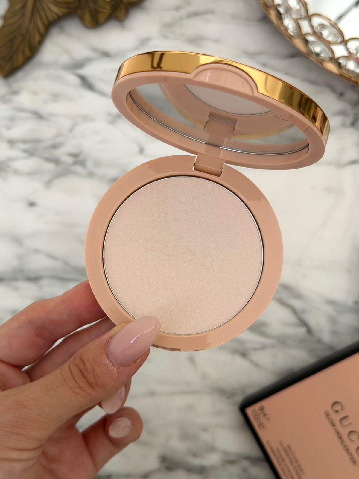 GUCCI Glow Highlighter (01)
Multi-Use Silky Illuminating Powder