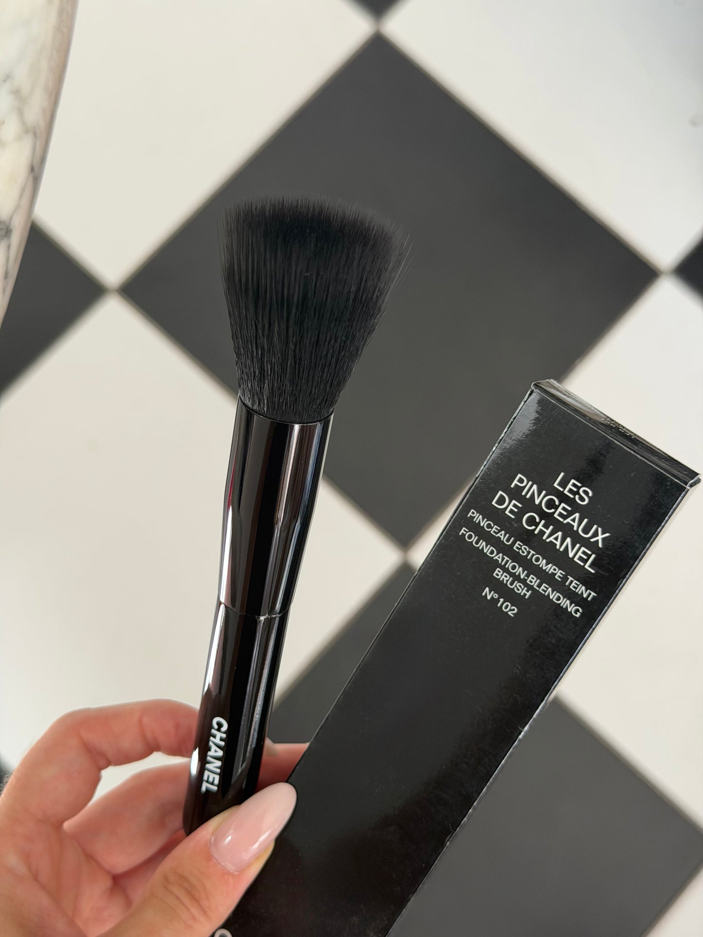 CHANEL Les Pinceaux De Chanel N°102
Fluid Foundation-Blending Brush
