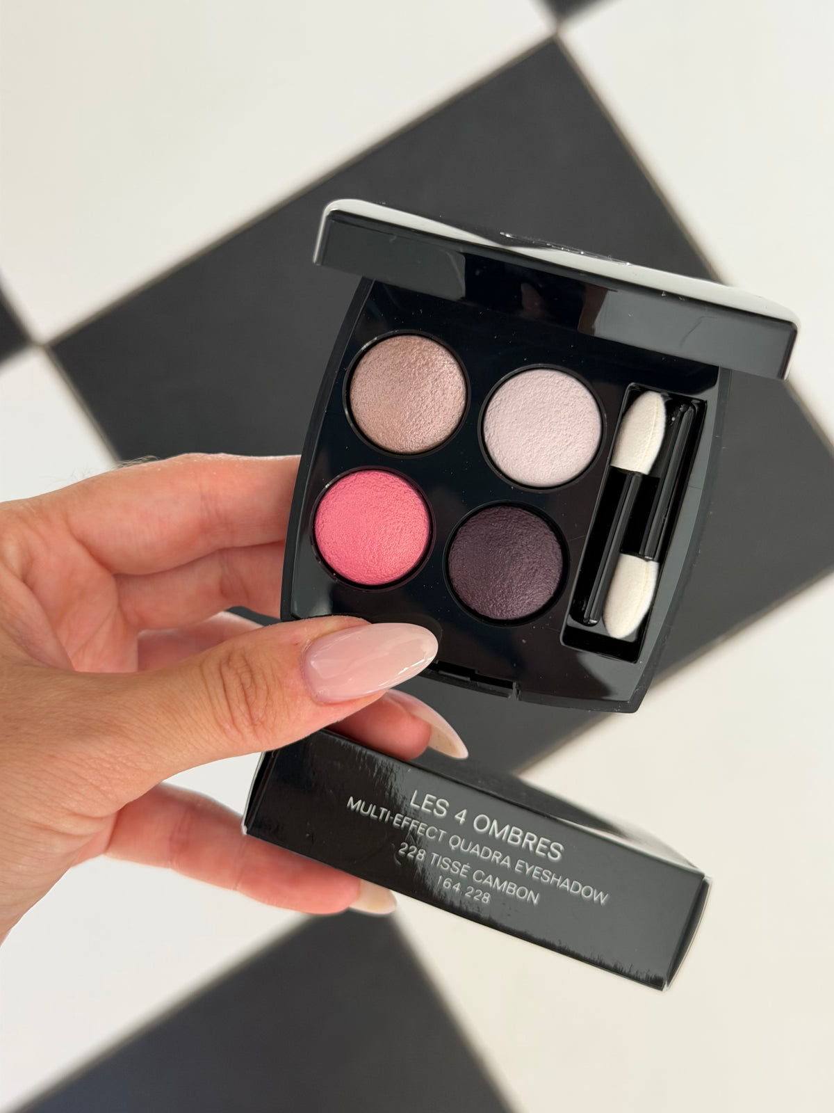 CHANEL Les 4 Ombres
Multi-Effect Quadra Eyeshadow (228)