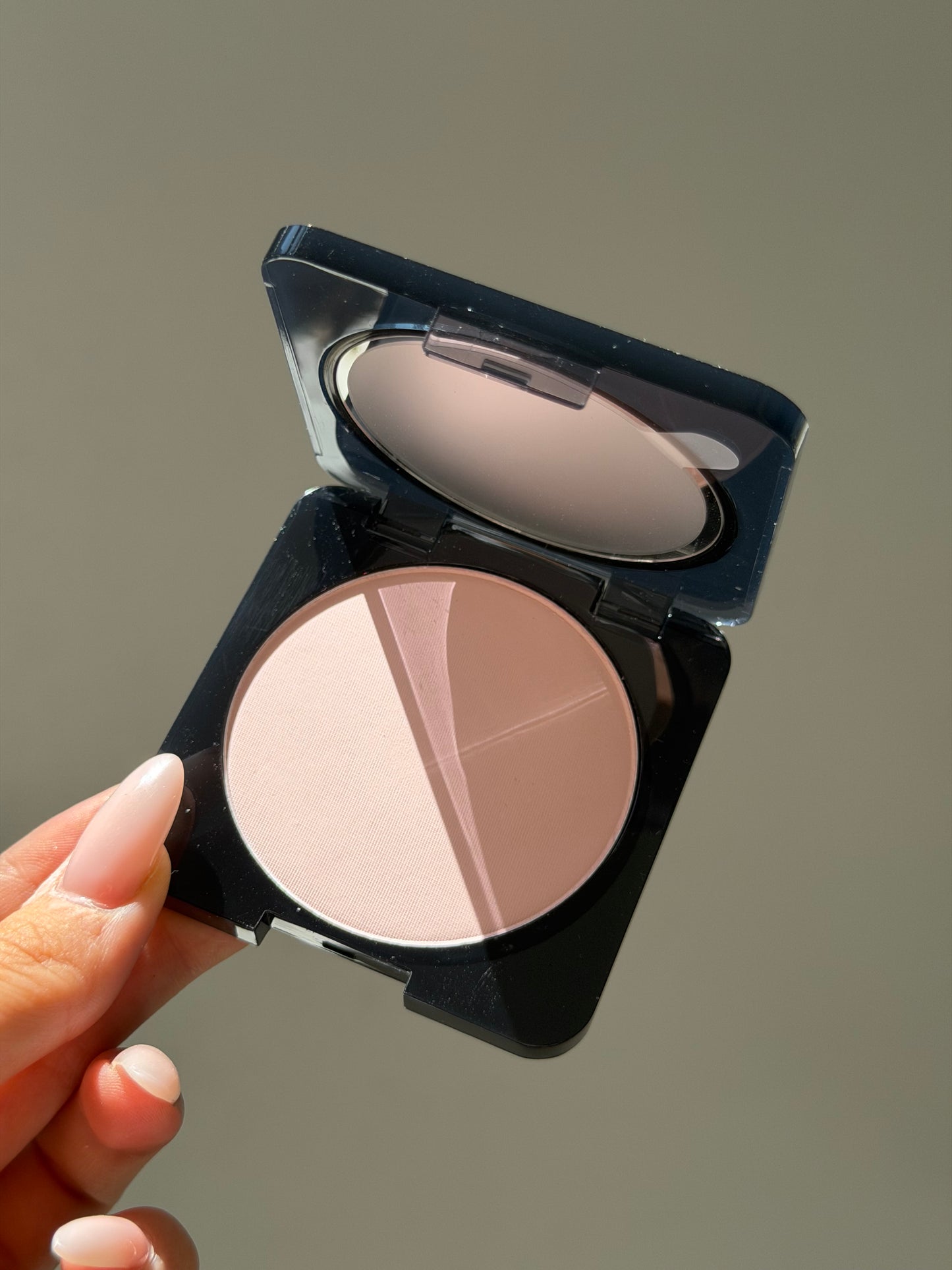 HUDA BEAUTY Easy Bake Airbrush Matte Pressed Powder - Cherry Blossom Cake
